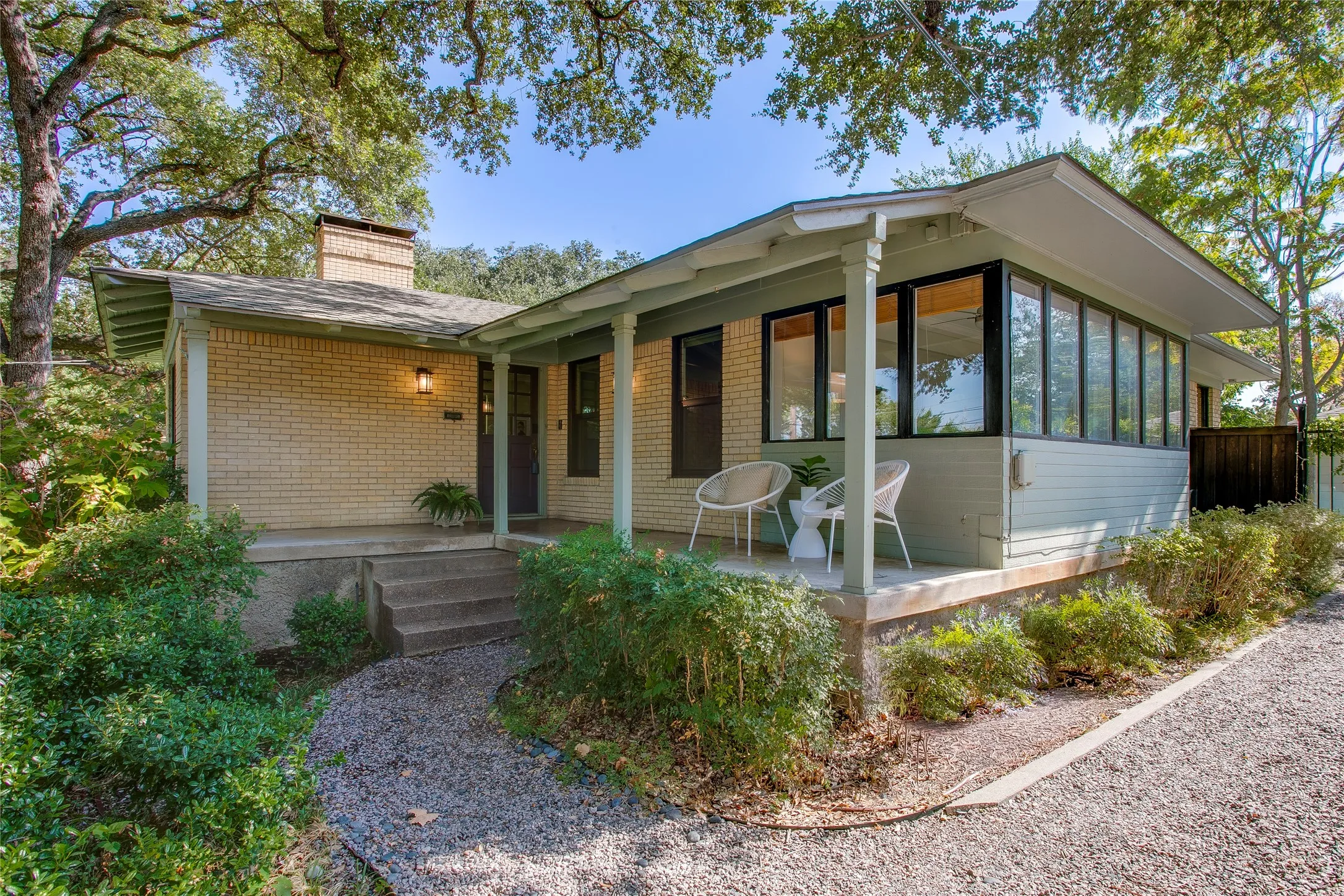 Single Family Residence For Sale in Dallas County , 920 Bison Trail, Dallas, Texas 75208, 3 Bedroom, 3 Bathroom, Garage spaces, 1,733 Sqft, built in 1950, mls#21384984, Real Estate Agent in Dallas, Homes For Sale in Dallas county, Homes For Sale in Dallas, Realtor in Dallas Texas, Real Estate Brokerage Independent Realty Texas, Luminita Cordes Realtor