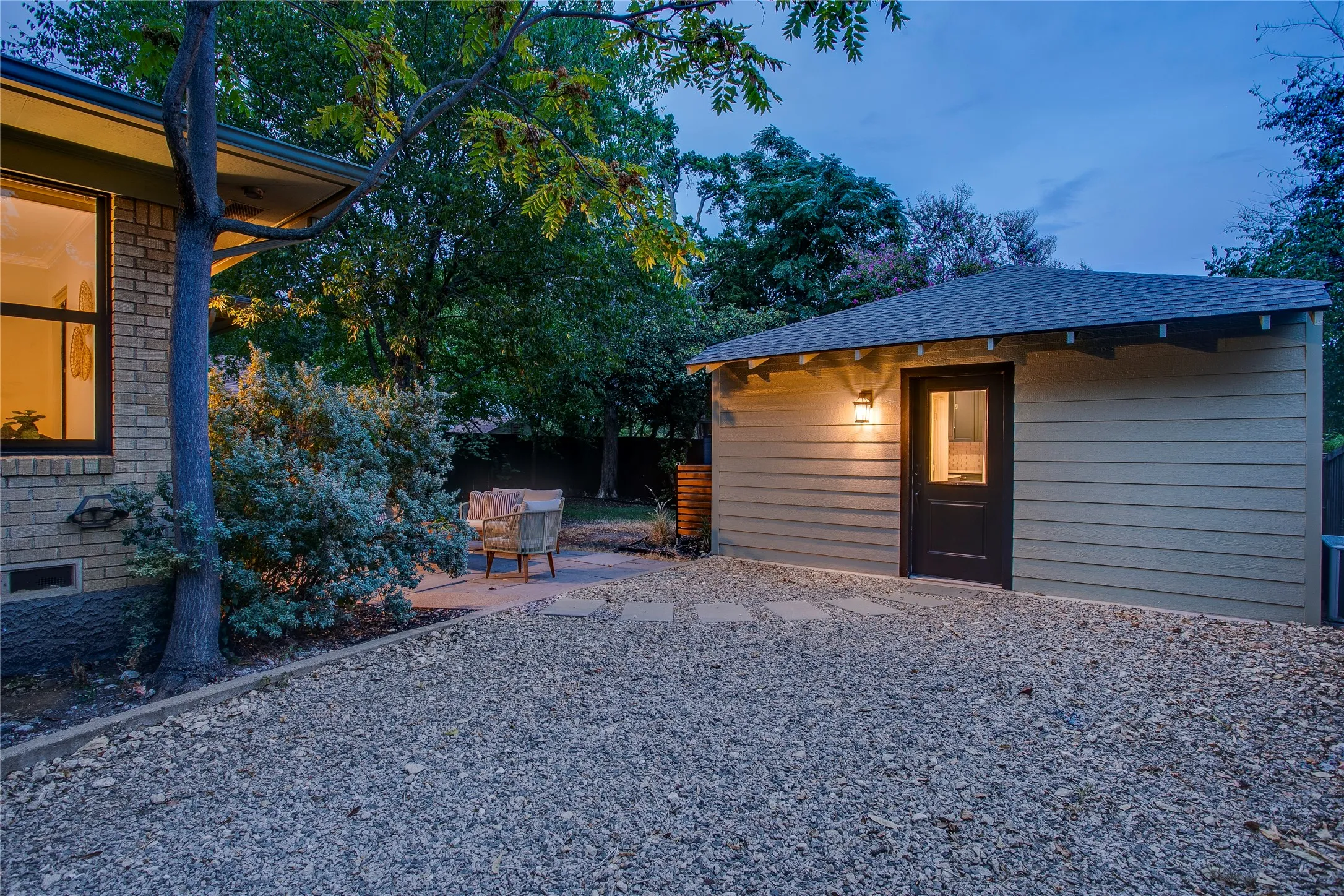 Single Family Residence For Sale in Dallas County , 920 Bison Trail, Dallas, Texas 75208, 3 Bedroom, 3 Bathroom, Garage spaces, 1,733 Sqft, built in 1950, mls#21384984, Real Estate Agent in Dallas, Homes For Sale in Dallas county, Homes For Sale in Dallas, Realtor in Dallas Texas, Real Estate Brokerage Independent Realty Texas, Luminita Cordes Realtor