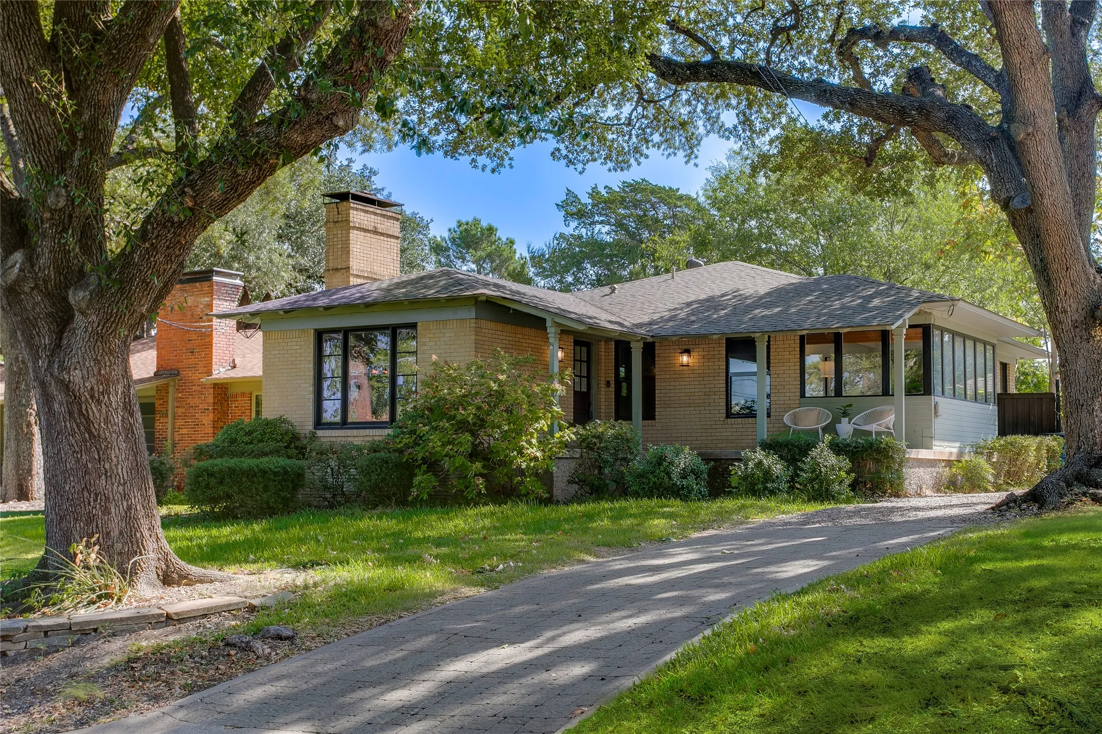 Single Family Residence For Sale in Dallas County , 920 Bison Trail, Dallas, Texas 75208, 3 Bedroom, 3 Bathroom, Garage spaces, 1,733 Sqft, built in 1950, mls#21384984, Real Estate Agent in Dallas, Homes For Sale in Dallas county, Homes For Sale in Dallas, Realtor in Dallas Texas, Real Estate Brokerage Independent Realty Texas, Luminita Cordes Realtor