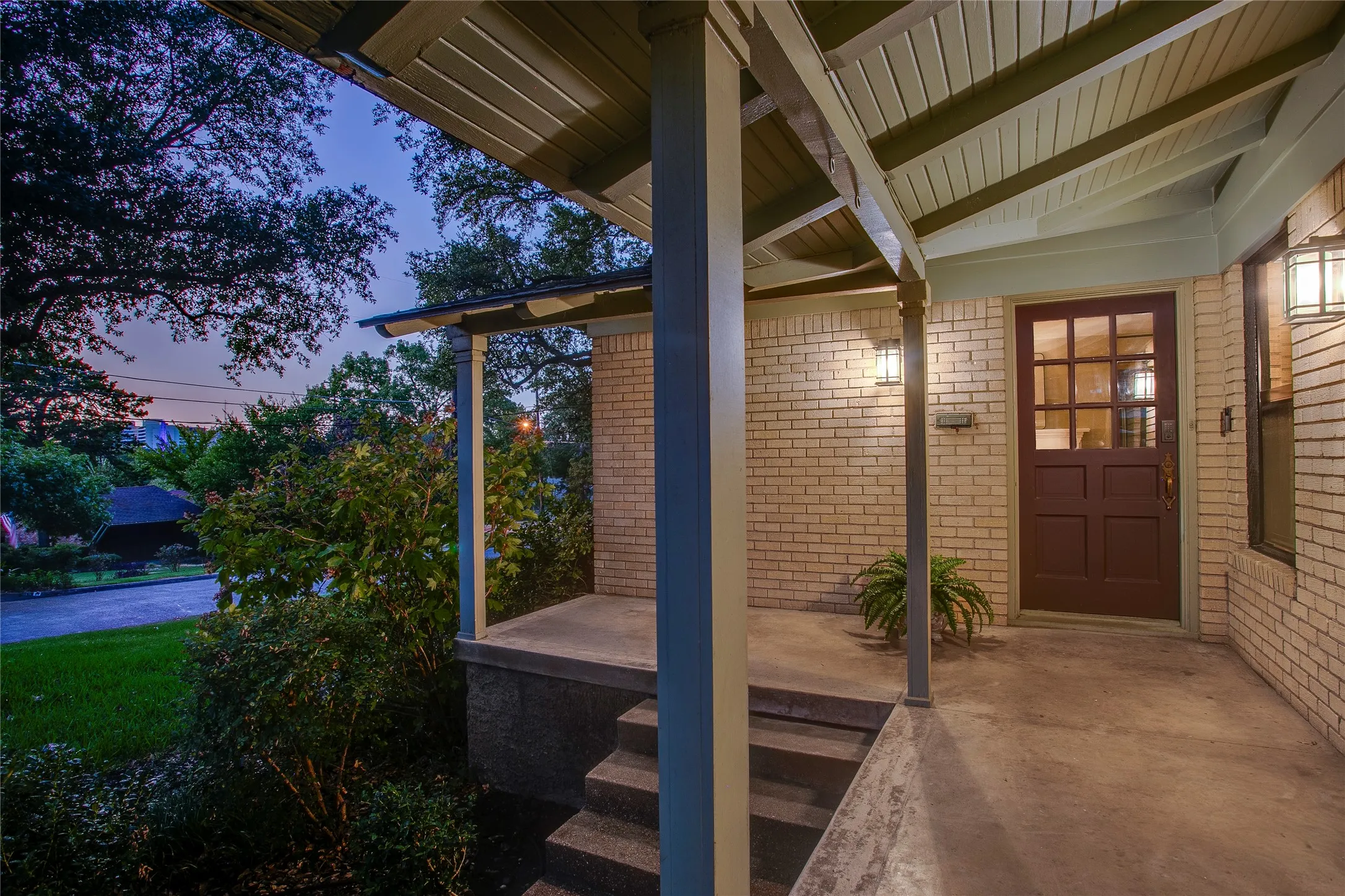 Single Family Residence For Sale in Dallas County , 920 Bison Trail, Dallas, Texas 75208, 3 Bedroom, 3 Bathroom, Garage spaces, 1,733 Sqft, built in 1950, mls#21384984, Real Estate Agent in Dallas, Homes For Sale in Dallas county, Homes For Sale in Dallas, Realtor in Dallas Texas, Real Estate Brokerage Independent Realty Texas, Luminita Cordes Realtor