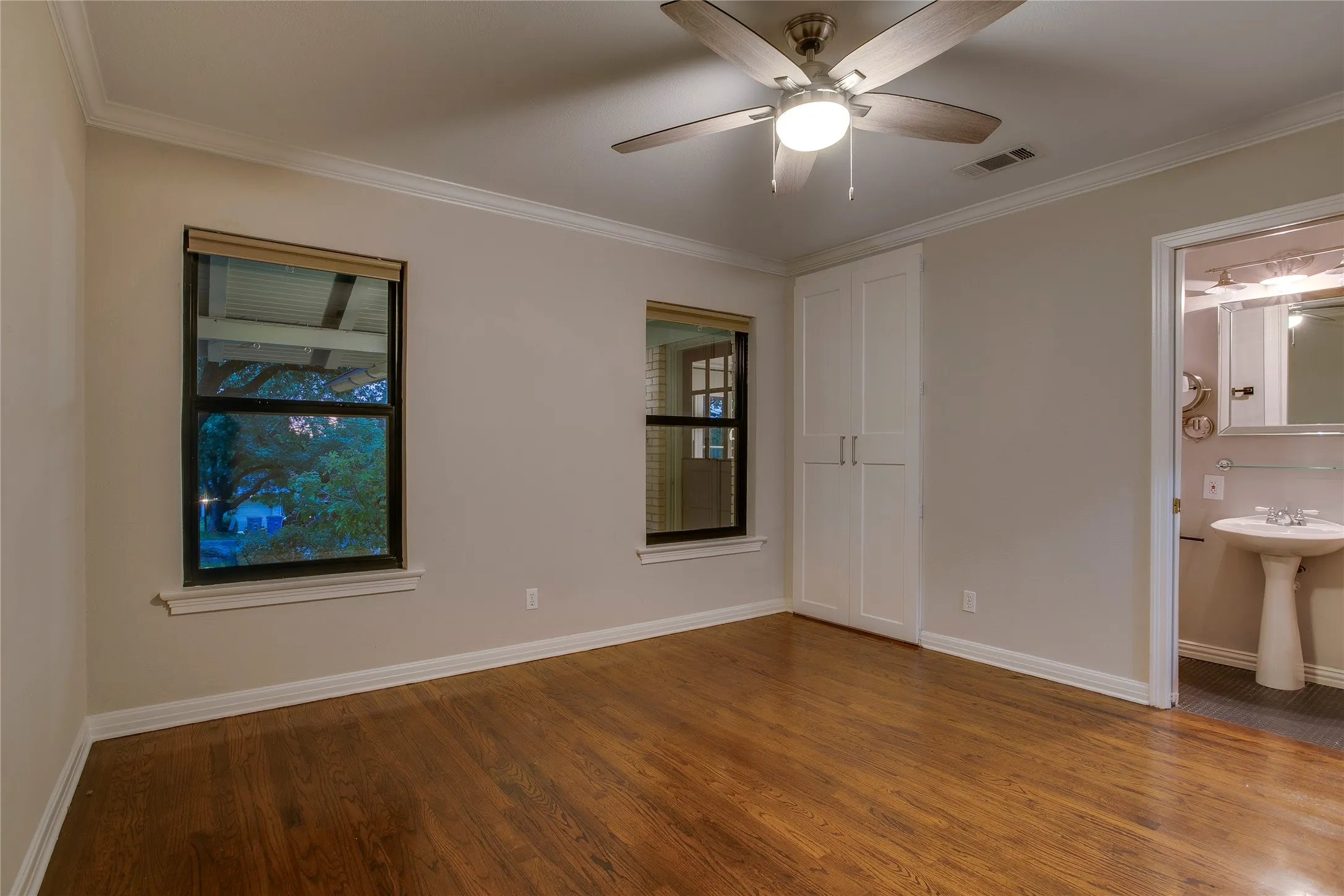 Single Family Residence For Sale in Dallas County , 920 Bison Trail, Dallas, Texas 75208, 3 Bedroom, 3 Bathroom, Garage spaces, 1,733 Sqft, built in 1950, mls#21384984, Real Estate Agent in Dallas, Homes For Sale in Dallas county, Homes For Sale in Dallas, Realtor in Dallas Texas, Real Estate Brokerage Independent Realty Texas, Luminita Cordes Realtor