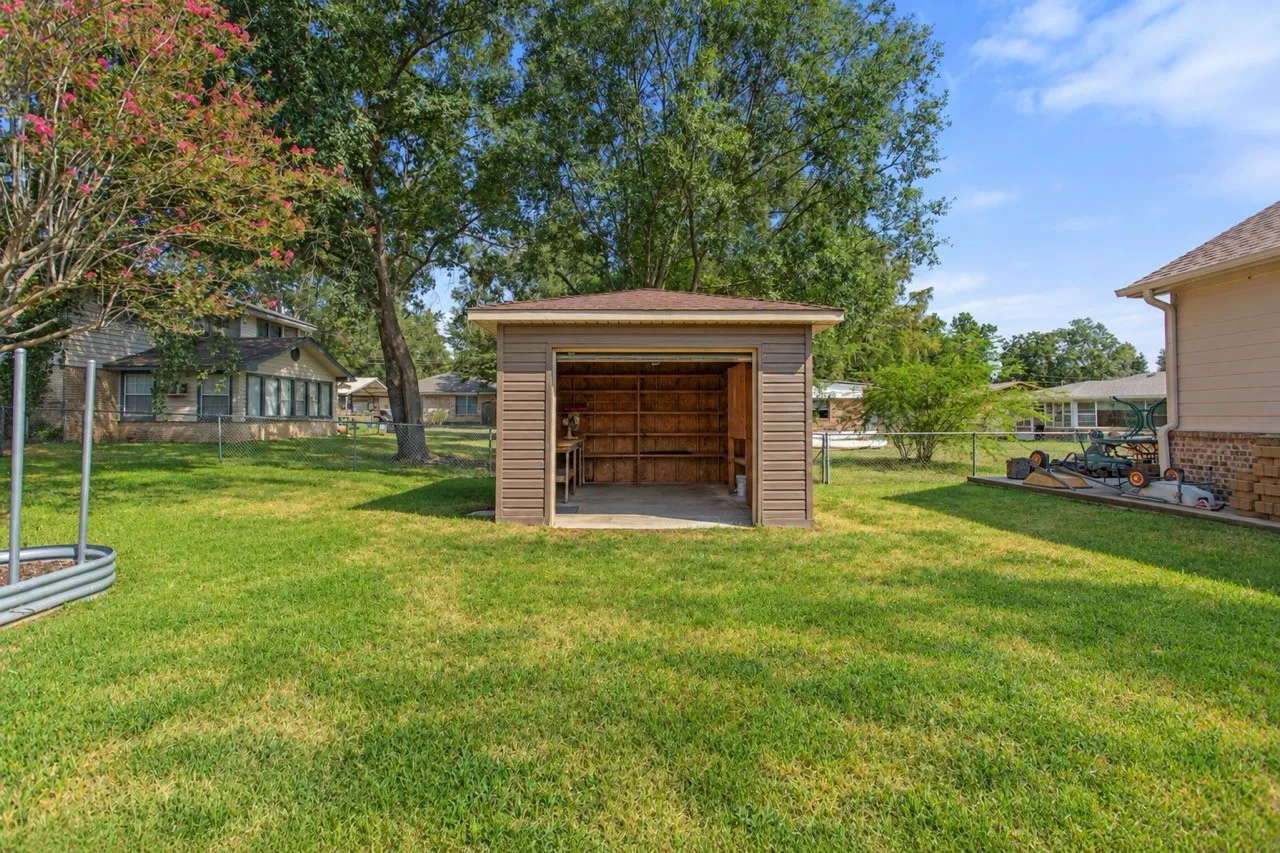 Single Family Residence For Sale in Henderson County , 416 Azalea Street, Chandler, Texas 75758, 3 Bedroom, 2 Bathroom, 2 Garage spaces, 1,866 Sqft, built in 1976, mls#21385855, Real Estate Agent in Chandler, Homes For Sale in Henderson county, Homes For Sale in Chandler, Realtor in Chandler Texas, Real Estate Brokerage Independent Realty Texas, Luminita Cordes Realtor
