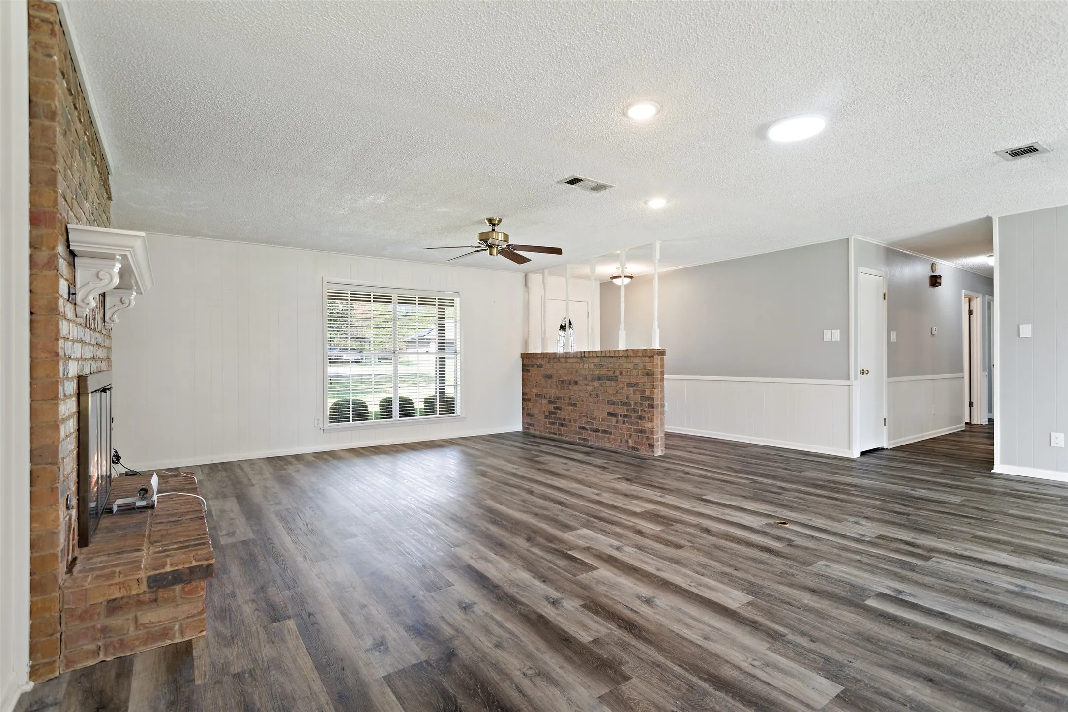 Single Family Residence For Sale in Henderson County , 416 Azalea Street, Chandler, Texas 75758, 3 Bedroom, 2 Bathroom, 2 Garage spaces, 1,866 Sqft, built in 1976, mls#21385855, Real Estate Agent in Chandler, Homes For Sale in Henderson county, Homes For Sale in Chandler, Realtor in Chandler Texas, Real Estate Brokerage Independent Realty Texas, Luminita Cordes Realtor