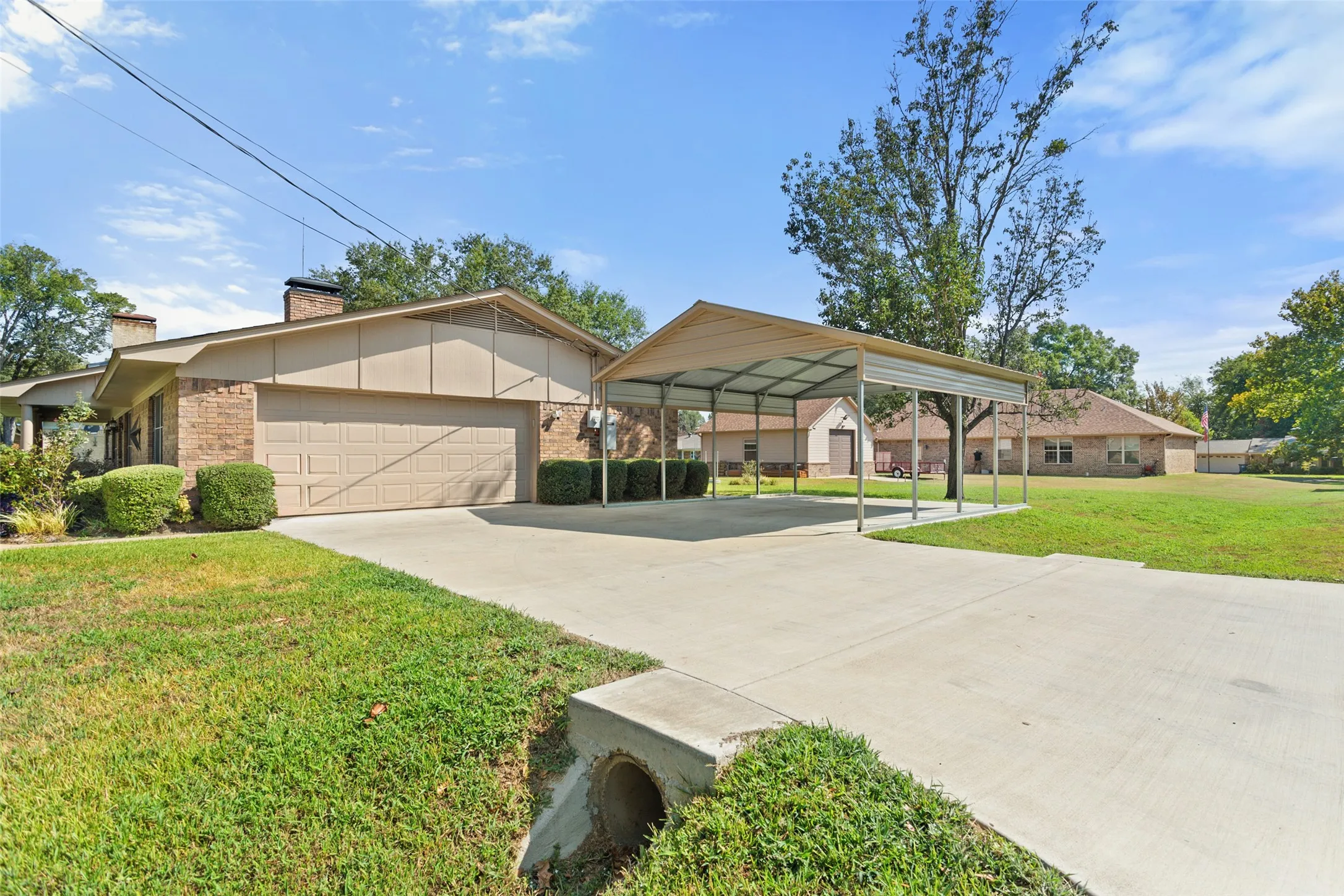 Single Family Residence For Sale in Henderson County , 416 Azalea Street, Chandler, Texas 75758, 3 Bedroom, 2 Bathroom, 2 Garage spaces, 1,866 Sqft, built in 1976, mls#21385855, Real Estate Agent in Chandler, Homes For Sale in Henderson county, Homes For Sale in Chandler, Realtor in Chandler Texas, Real Estate Brokerage Independent Realty Texas, Luminita Cordes Realtor