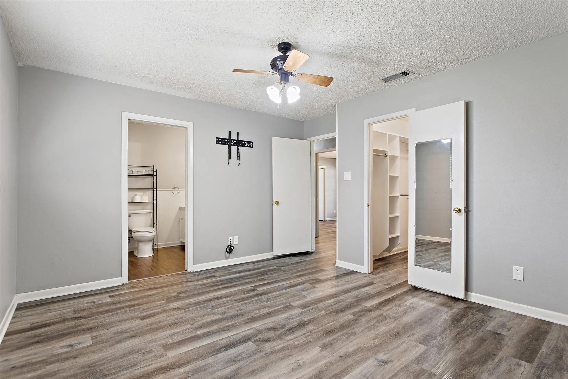 Single Family Residence For Sale in Henderson County , 416 Azalea Street, Chandler, Texas 75758, 3 Bedroom, 2 Bathroom, 2 Garage spaces, 1,866 Sqft, built in 1976, mls#21385855, Real Estate Agent in Chandler, Homes For Sale in Henderson county, Homes For Sale in Chandler, Realtor in Chandler Texas, Real Estate Brokerage Independent Realty Texas, Luminita Cordes Realtor