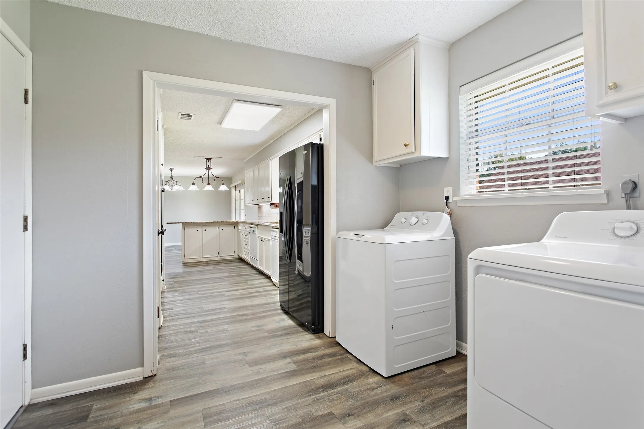 Single Family Residence For Sale in Henderson County , 416 Azalea Street, Chandler, Texas 75758, 3 Bedroom, 2 Bathroom, 2 Garage spaces, 1,866 Sqft, built in 1976, mls#21385855, Real Estate Agent in Chandler, Homes For Sale in Henderson county, Homes For Sale in Chandler, Realtor in Chandler Texas, Real Estate Brokerage Independent Realty Texas, Luminita Cordes Realtor