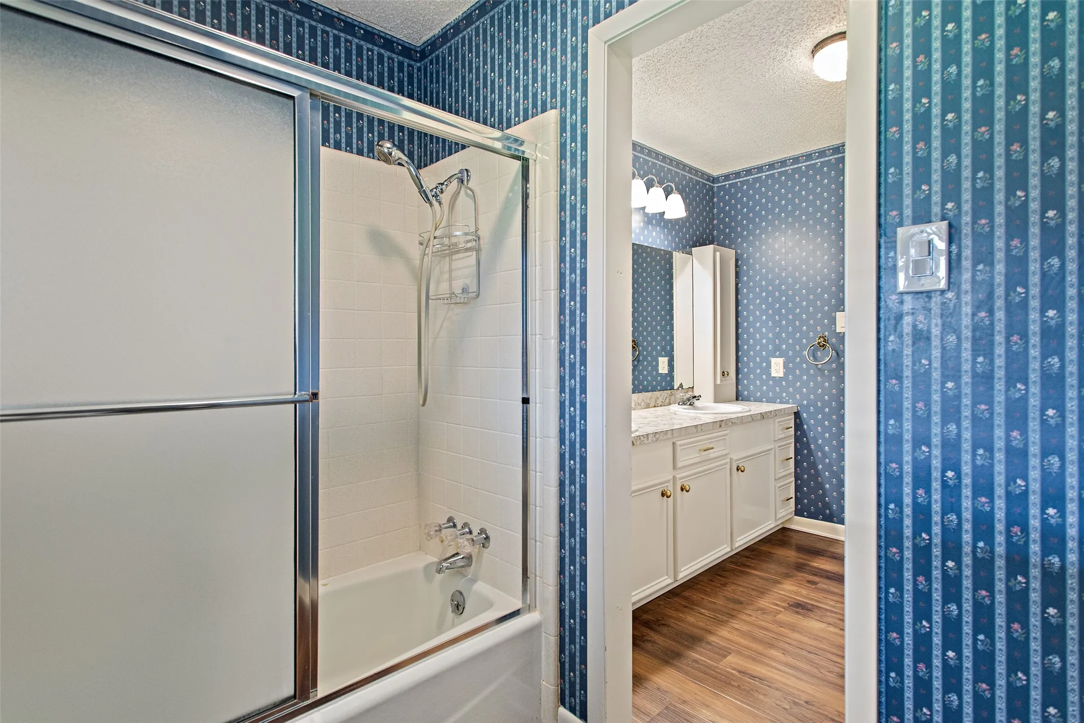 Single Family Residence For Sale in Henderson County , 416 Azalea Street, Chandler, Texas 75758, 3 Bedroom, 2 Bathroom, 2 Garage spaces, 1,866 Sqft, built in 1976, mls#21385855, Real Estate Agent in Chandler, Homes For Sale in Henderson county, Homes For Sale in Chandler, Realtor in Chandler Texas, Real Estate Brokerage Independent Realty Texas, Luminita Cordes Realtor