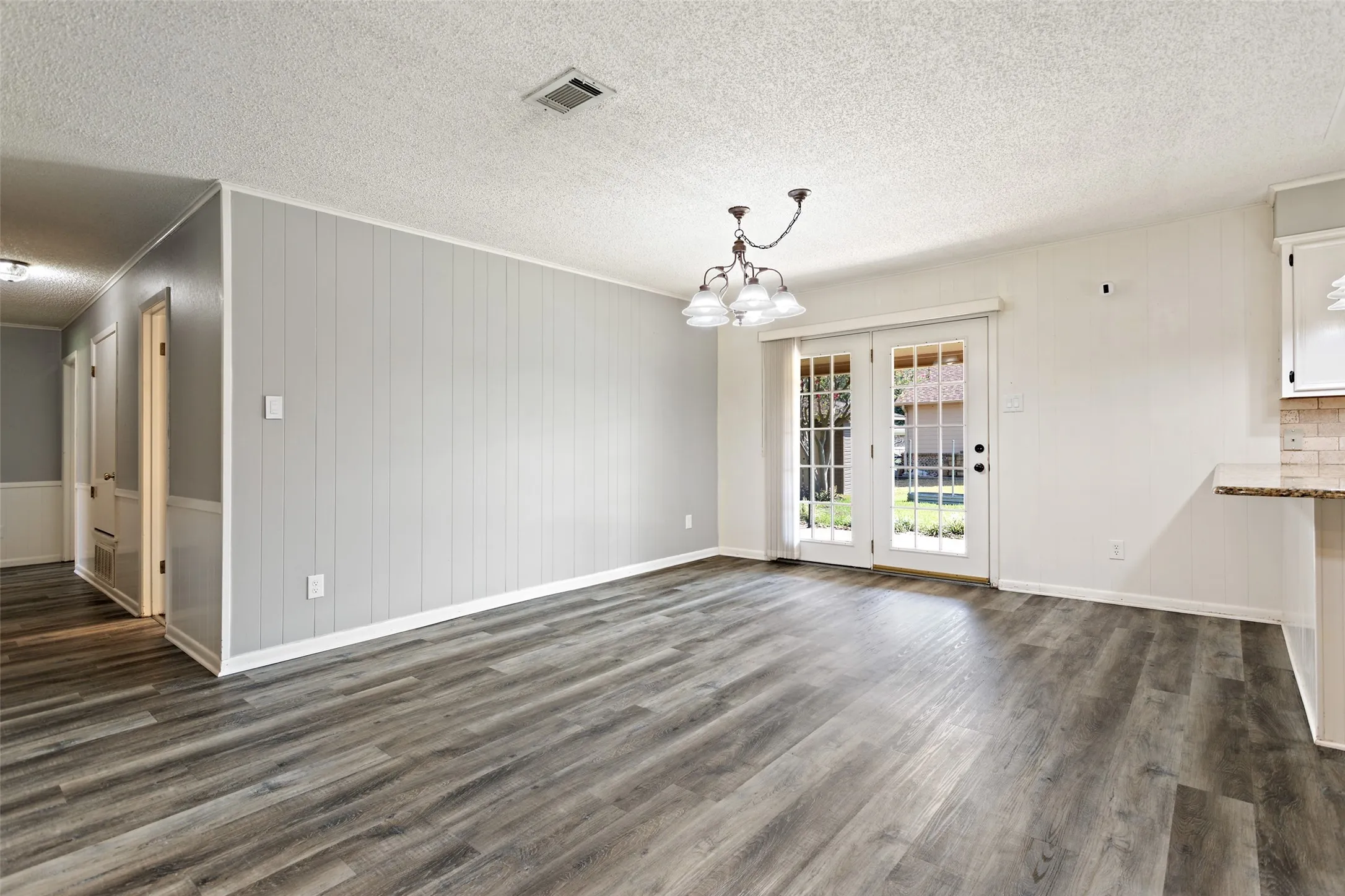 Single Family Residence For Sale in Henderson County , 416 Azalea Street, Chandler, Texas 75758, 3 Bedroom, 2 Bathroom, 2 Garage spaces, 1,866 Sqft, built in 1976, mls#21385855, Real Estate Agent in Chandler, Homes For Sale in Henderson county, Homes For Sale in Chandler, Realtor in Chandler Texas, Real Estate Brokerage Independent Realty Texas, Luminita Cordes Realtor
