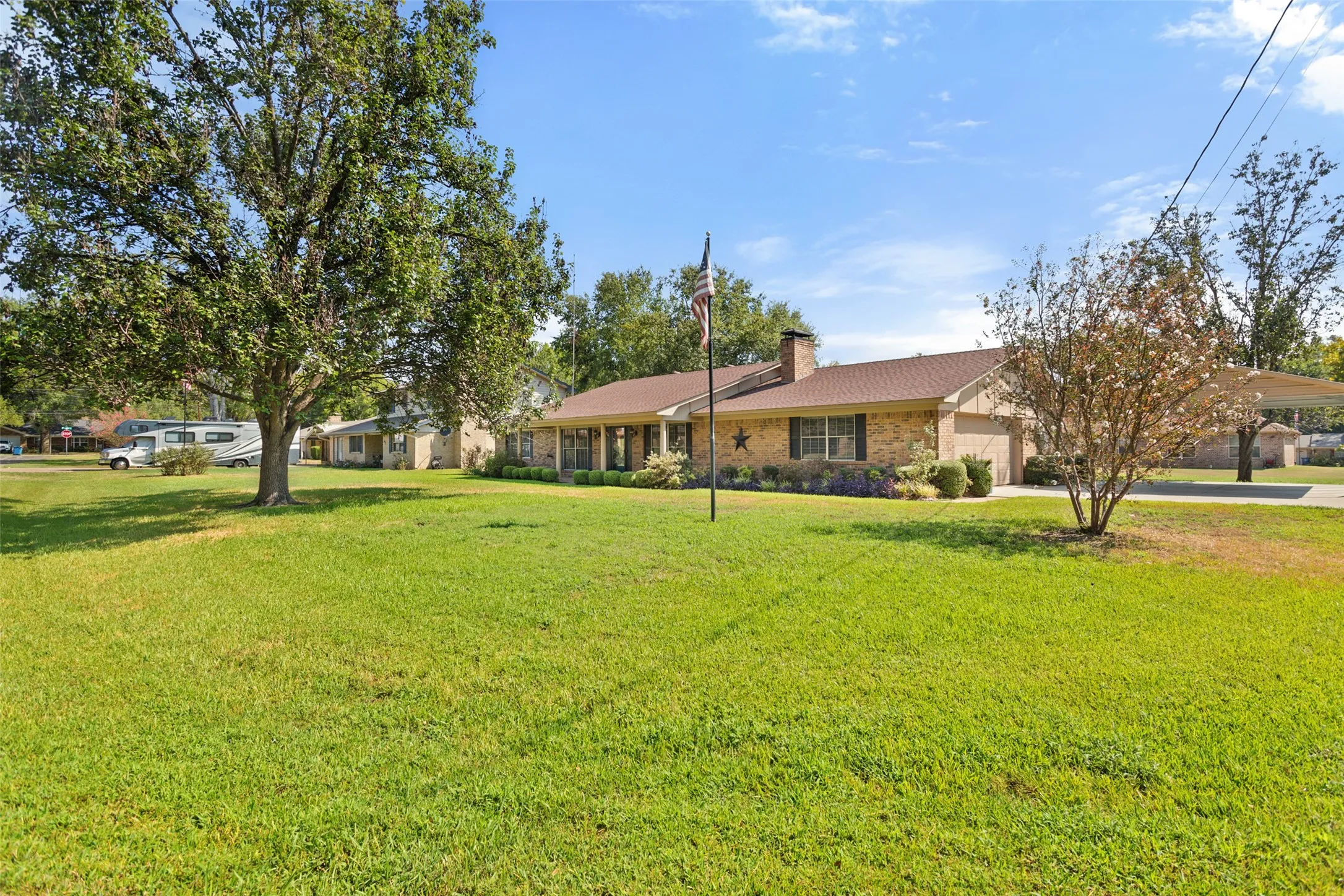 Single Family Residence For Sale in Henderson County , 416 Azalea Street, Chandler, Texas 75758, 3 Bedroom, 2 Bathroom, 2 Garage spaces, 1,866 Sqft, built in 1976, mls#21385855, Real Estate Agent in Chandler, Homes For Sale in Henderson county, Homes For Sale in Chandler, Realtor in Chandler Texas, Real Estate Brokerage Independent Realty Texas, Luminita Cordes Realtor