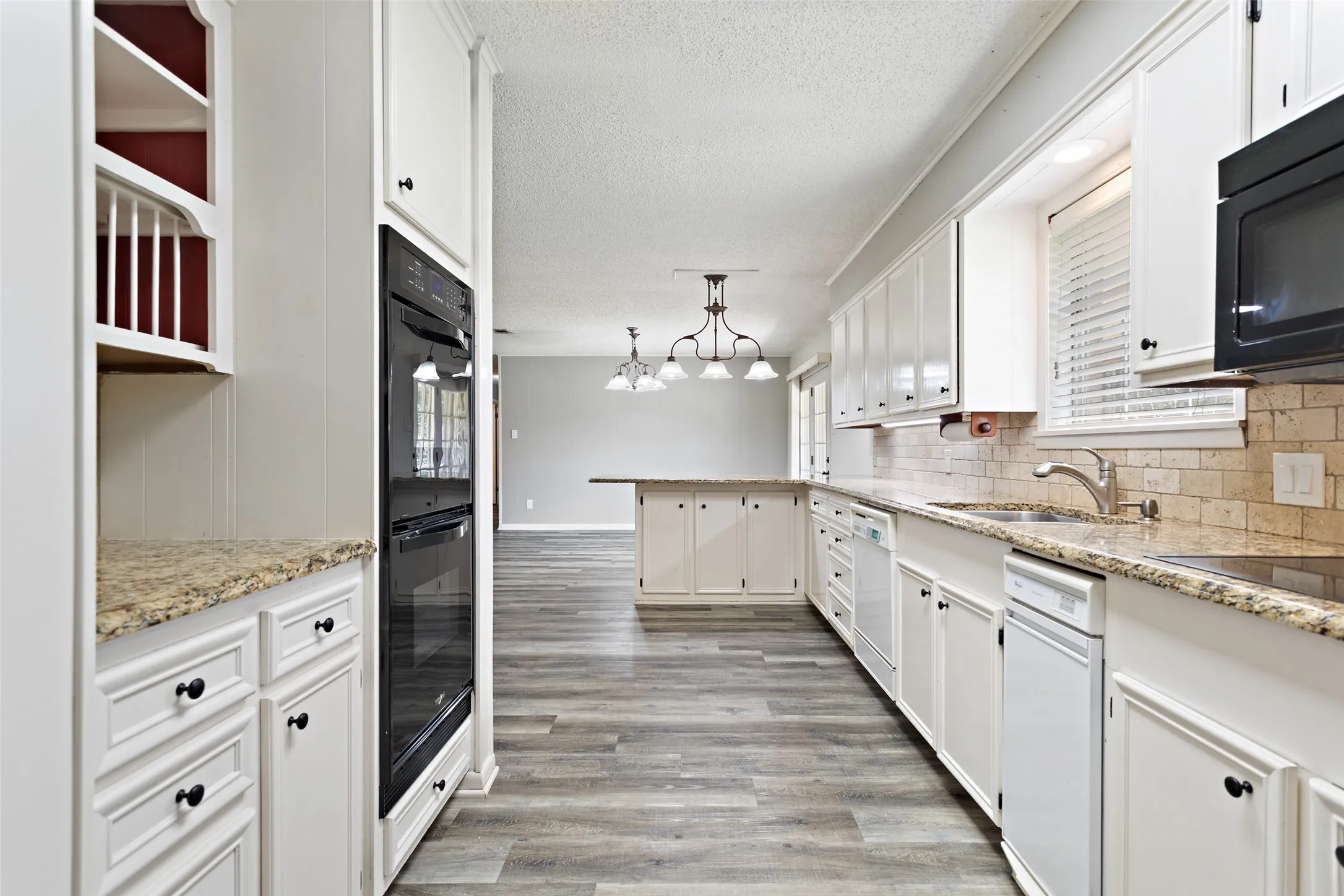 Single Family Residence For Sale in Henderson County , 416 Azalea Street, Chandler, Texas 75758, 3 Bedroom, 2 Bathroom, 2 Garage spaces, 1,866 Sqft, built in 1976, mls#21385855, Real Estate Agent in Chandler, Homes For Sale in Henderson county, Homes For Sale in Chandler, Realtor in Chandler Texas, Real Estate Brokerage Independent Realty Texas, Luminita Cordes Realtor