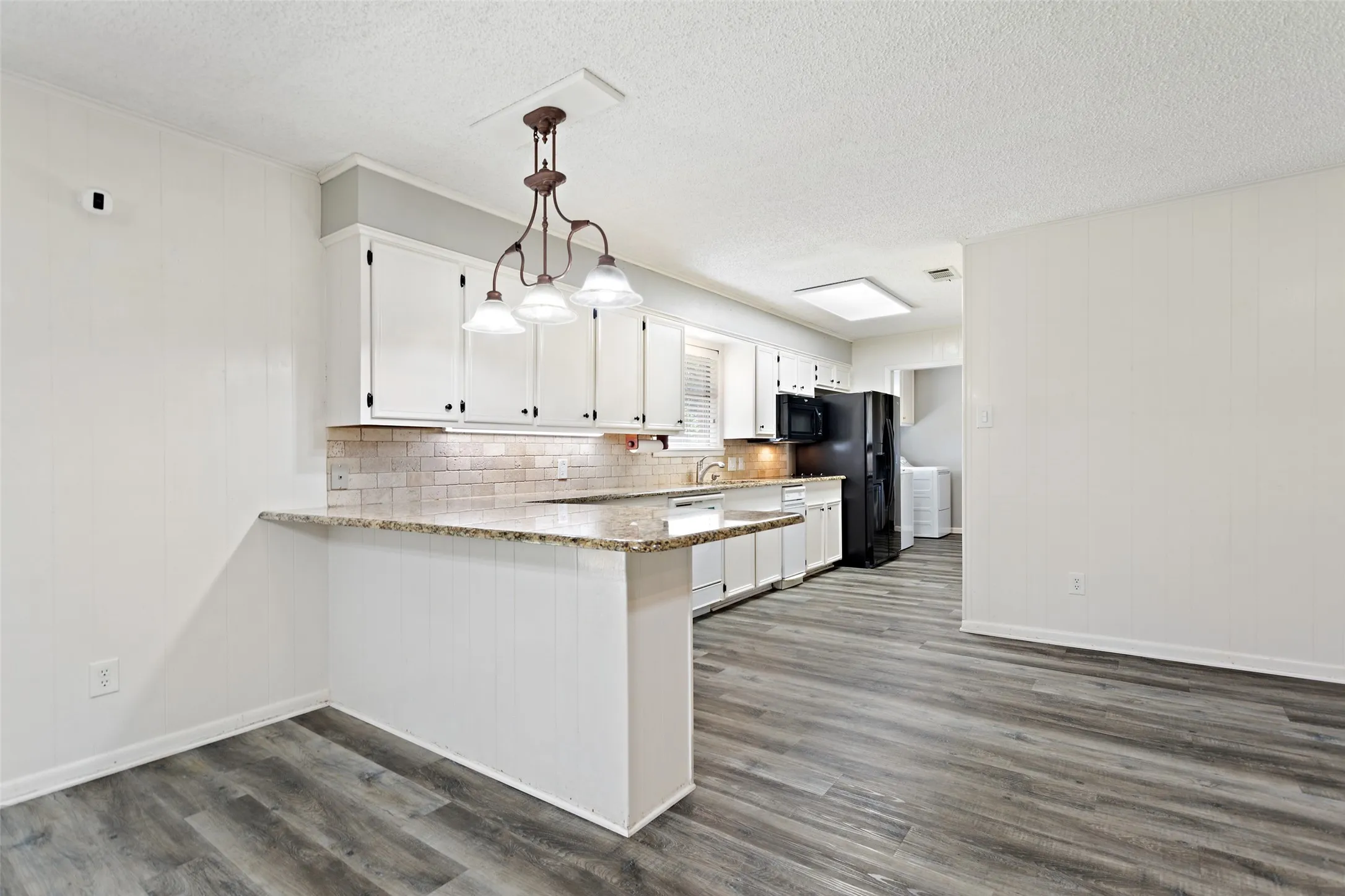 Single Family Residence For Sale in Henderson County , 416 Azalea Street, Chandler, Texas 75758, 3 Bedroom, 2 Bathroom, 2 Garage spaces, 1,866 Sqft, built in 1976, mls#21385855, Real Estate Agent in Chandler, Homes For Sale in Henderson county, Homes For Sale in Chandler, Realtor in Chandler Texas, Real Estate Brokerage Independent Realty Texas, Luminita Cordes Realtor