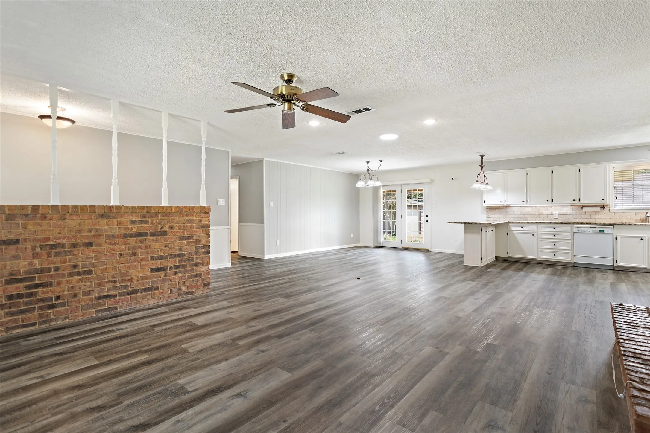 Single Family Residence For Sale in Henderson County , 416 Azalea Street, Chandler, Texas 75758, 3 Bedroom, 2 Bathroom, 2 Garage spaces, 1,866 Sqft, built in 1976, mls#21385855, Real Estate Agent in Chandler, Homes For Sale in Henderson county, Homes For Sale in Chandler, Realtor in Chandler Texas, Real Estate Brokerage Independent Realty Texas, Luminita Cordes Realtor