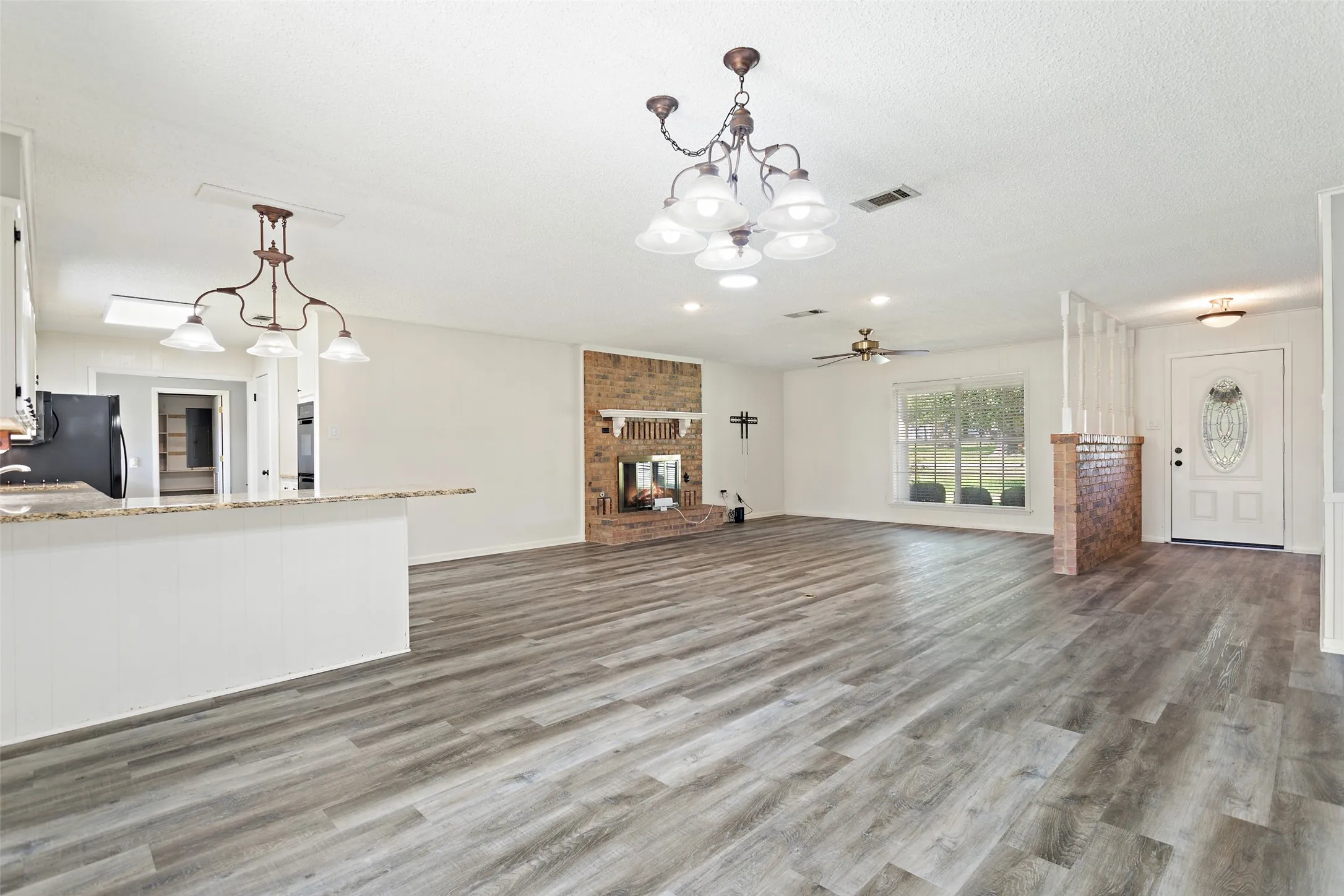 Single Family Residence For Sale in Henderson County , 416 Azalea Street, Chandler, Texas 75758, 3 Bedroom, 2 Bathroom, 2 Garage spaces, 1,866 Sqft, built in 1976, mls#21385855, Real Estate Agent in Chandler, Homes For Sale in Henderson county, Homes For Sale in Chandler, Realtor in Chandler Texas, Real Estate Brokerage Independent Realty Texas, Luminita Cordes Realtor