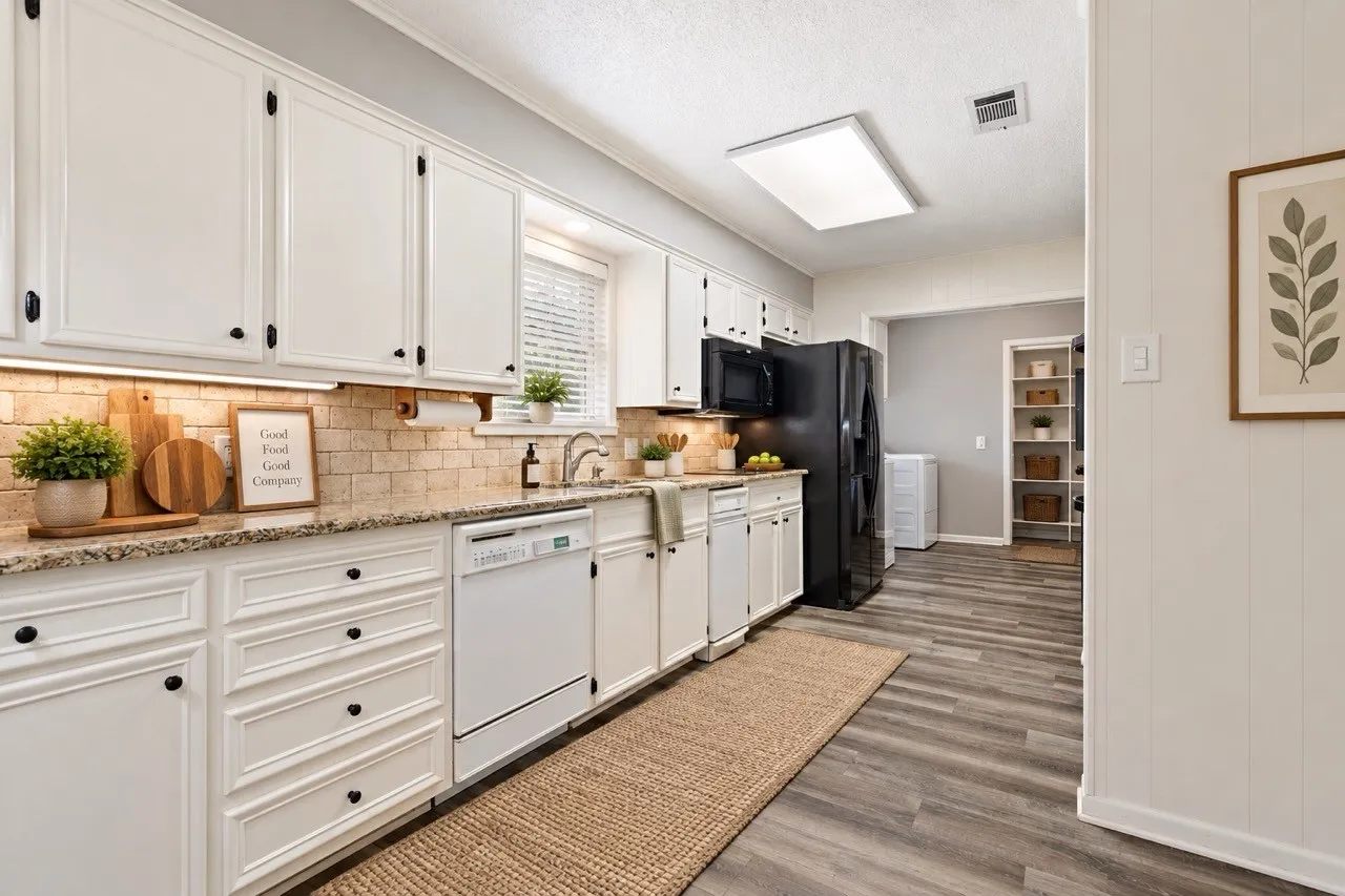 Single Family Residence For Sale in Henderson County , 416 Azalea Street, Chandler, Texas 75758, 3 Bedroom, 2 Bathroom, 2 Garage spaces, 1,866 Sqft, built in 1976, mls#21385855, Real Estate Agent in Chandler, Homes For Sale in Henderson county, Homes For Sale in Chandler, Realtor in Chandler Texas, Real Estate Brokerage Independent Realty Texas, Luminita Cordes Realtor