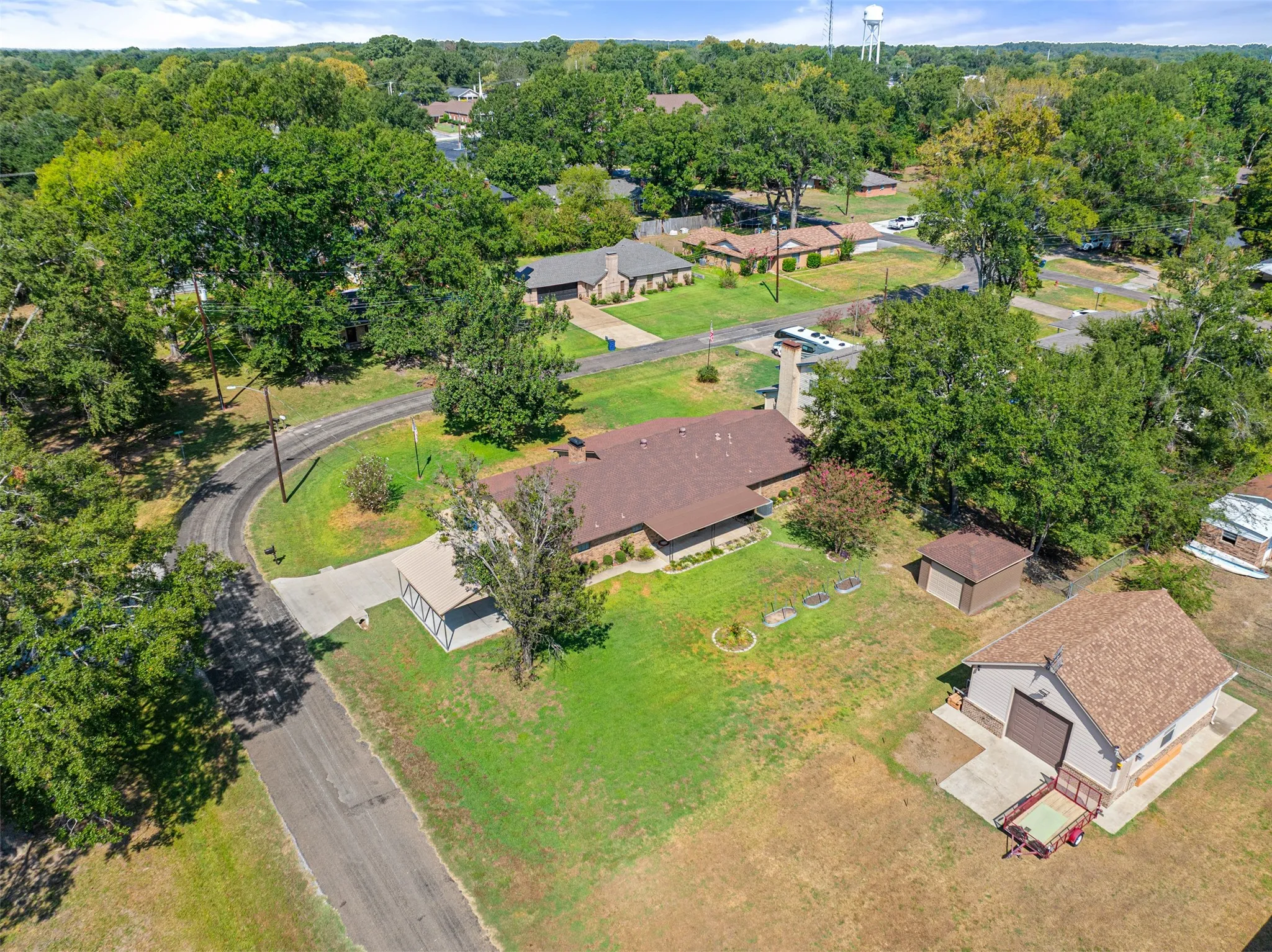 Single Family Residence For Sale in Henderson County , 416 Azalea Street, Chandler, Texas 75758, 3 Bedroom, 2 Bathroom, 2 Garage spaces, 1,866 Sqft, built in 1976, mls#21385855, Real Estate Agent in Chandler, Homes For Sale in Henderson county, Homes For Sale in Chandler, Realtor in Chandler Texas, Real Estate Brokerage Independent Realty Texas, Luminita Cordes Realtor