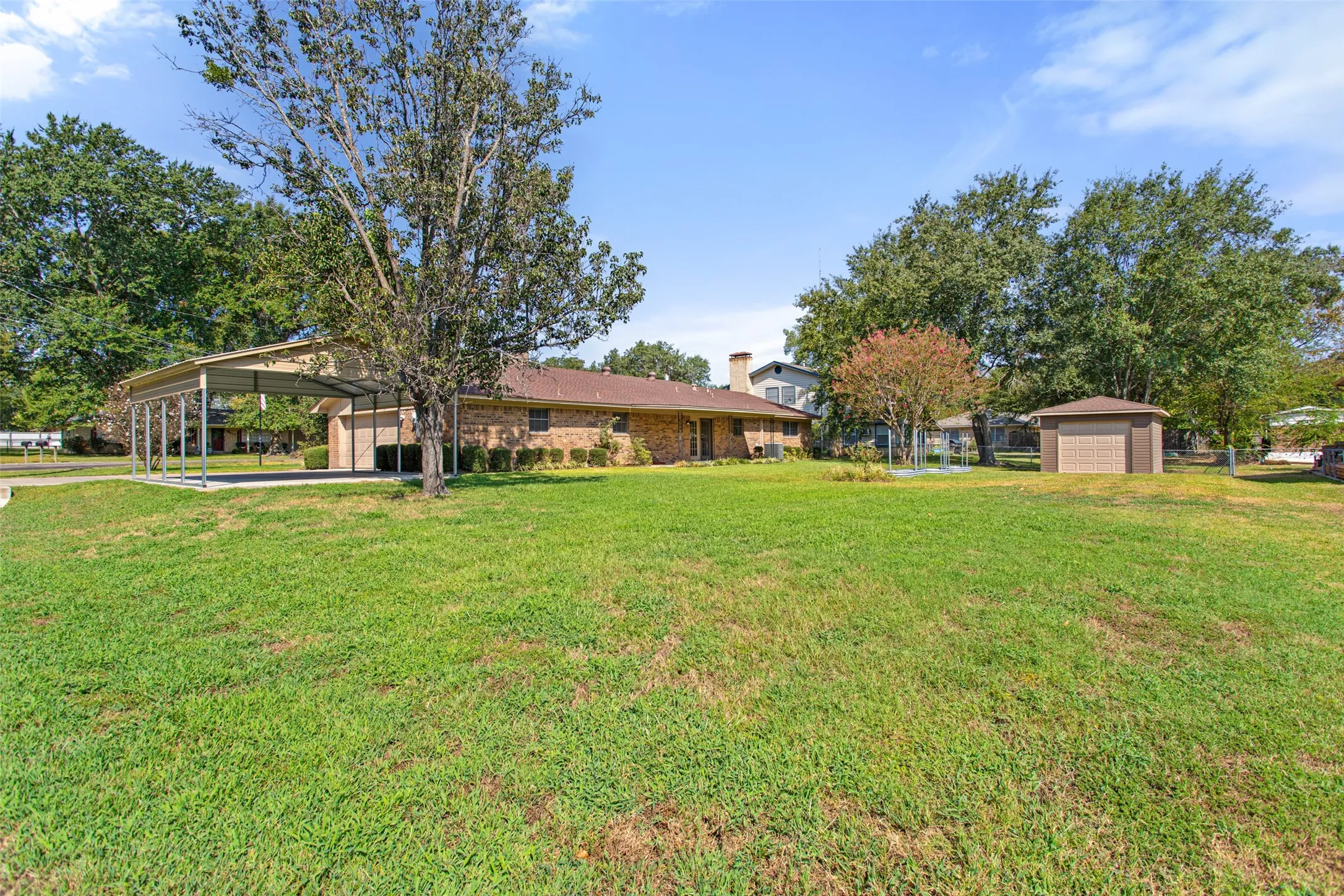 Single Family Residence For Sale in Henderson County , 416 Azalea Street, Chandler, Texas 75758, 3 Bedroom, 2 Bathroom, 2 Garage spaces, 1,866 Sqft, built in 1976, mls#21385855, Real Estate Agent in Chandler, Homes For Sale in Henderson county, Homes For Sale in Chandler, Realtor in Chandler Texas, Real Estate Brokerage Independent Realty Texas, Luminita Cordes Realtor