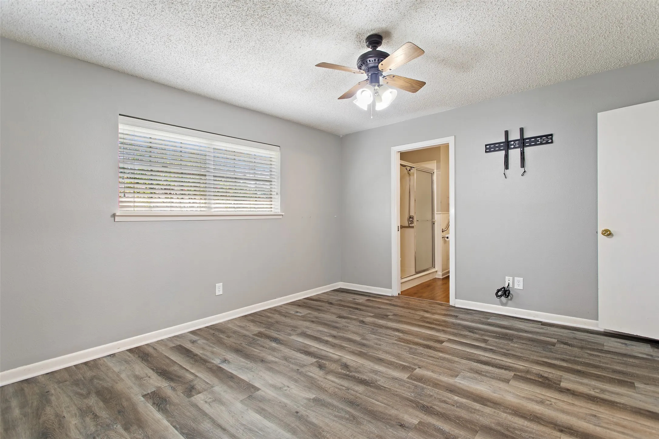 Single Family Residence For Sale in Henderson County , 416 Azalea Street, Chandler, Texas 75758, 3 Bedroom, 2 Bathroom, 2 Garage spaces, 1,866 Sqft, built in 1976, mls#21385855, Real Estate Agent in Chandler, Homes For Sale in Henderson county, Homes For Sale in Chandler, Realtor in Chandler Texas, Real Estate Brokerage Independent Realty Texas, Luminita Cordes Realtor