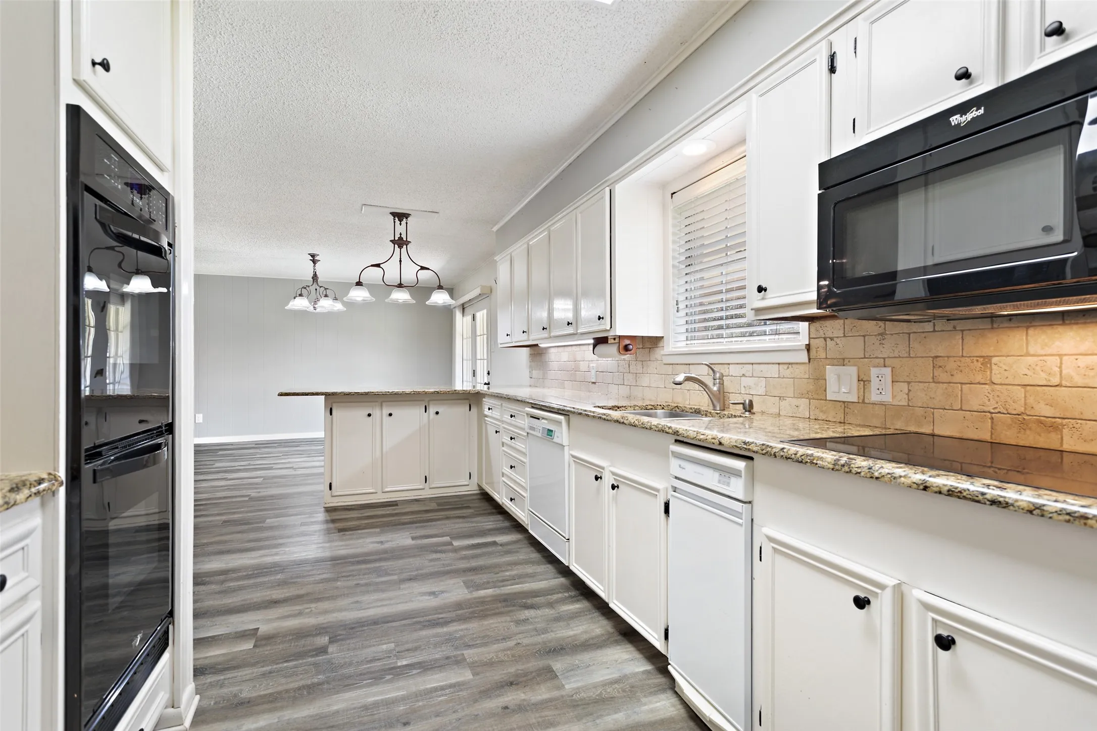 Single Family Residence For Sale in Henderson County , 416 Azalea Street, Chandler, Texas 75758, 3 Bedroom, 2 Bathroom, 2 Garage spaces, 1,866 Sqft, built in 1976, mls#21385855, Real Estate Agent in Chandler, Homes For Sale in Henderson county, Homes For Sale in Chandler, Realtor in Chandler Texas, Real Estate Brokerage Independent Realty Texas, Luminita Cordes Realtor