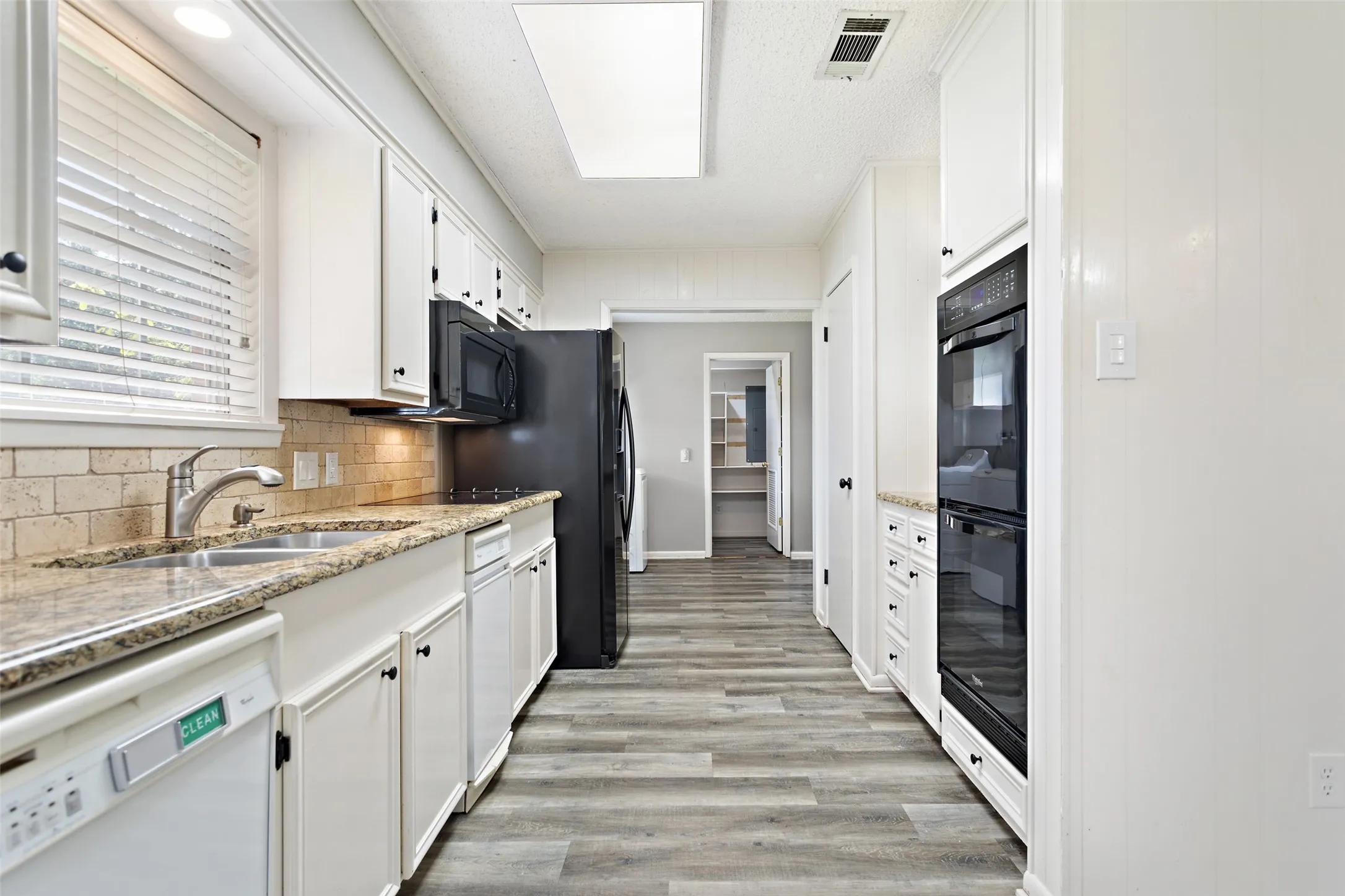 Single Family Residence For Sale in Henderson County , 416 Azalea Street, Chandler, Texas 75758, 3 Bedroom, 2 Bathroom, 2 Garage spaces, 1,866 Sqft, built in 1976, mls#21385855, Real Estate Agent in Chandler, Homes For Sale in Henderson county, Homes For Sale in Chandler, Realtor in Chandler Texas, Real Estate Brokerage Independent Realty Texas, Luminita Cordes Realtor