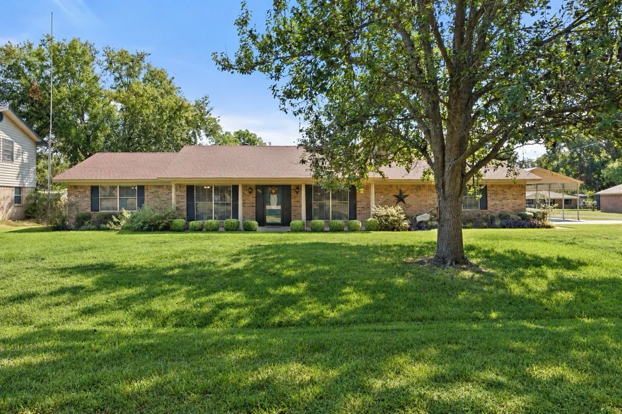 Single Family Residence For Sale in Henderson County , 416 Azalea Street, Chandler, Texas 75758, 3 Bedroom, 2 Bathroom, 2 Garage spaces, 1,866 Sqft, built in 1976, mls#21385855, Real Estate Agent in Chandler, Homes For Sale in Henderson county, Homes For Sale in Chandler, Realtor in Chandler Texas, Real Estate Brokerage Independent Realty Texas, Luminita Cordes Realtor