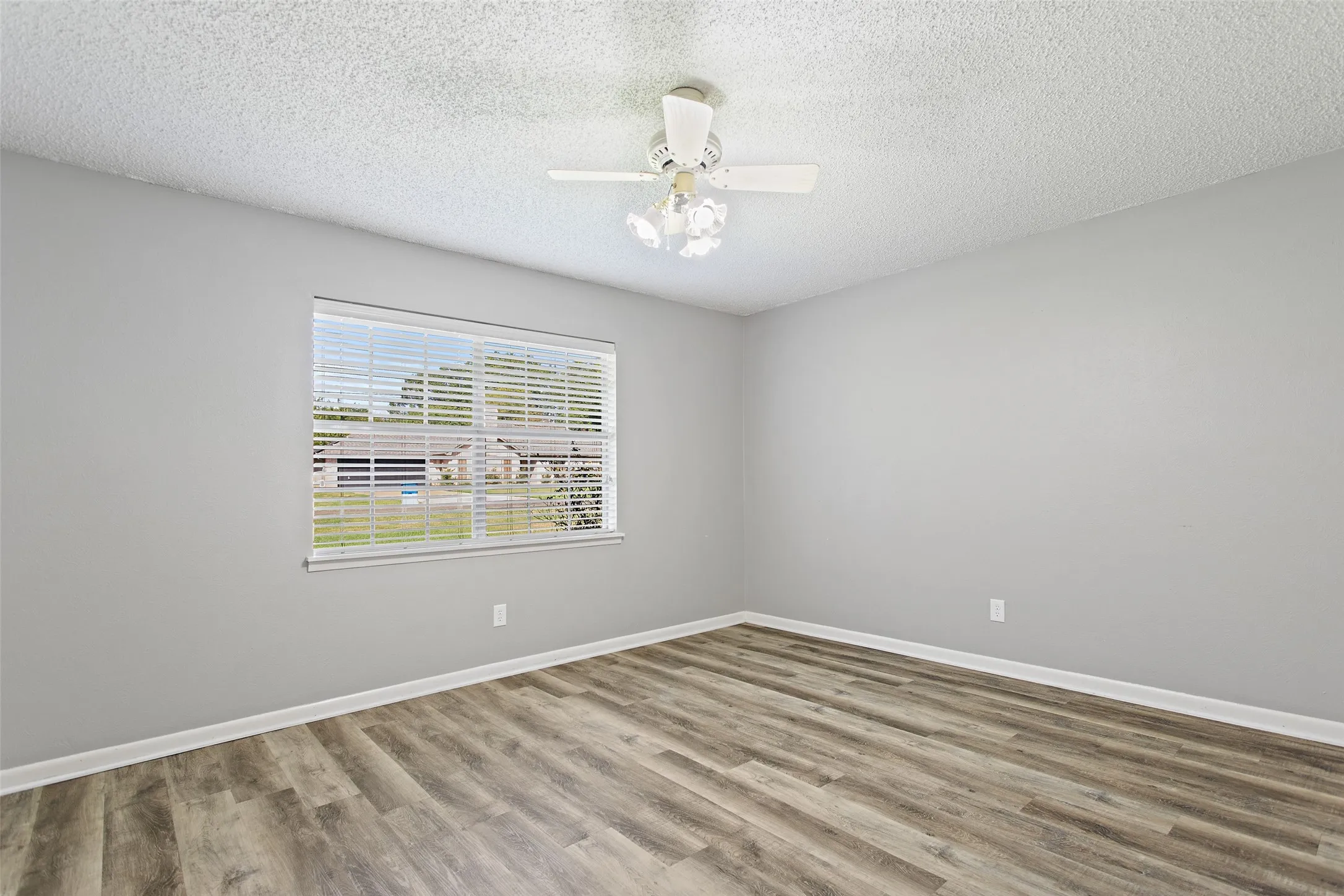 Single Family Residence For Sale in Henderson County , 416 Azalea Street, Chandler, Texas 75758, 3 Bedroom, 2 Bathroom, 2 Garage spaces, 1,866 Sqft, built in 1976, mls#21385855, Real Estate Agent in Chandler, Homes For Sale in Henderson county, Homes For Sale in Chandler, Realtor in Chandler Texas, Real Estate Brokerage Independent Realty Texas, Luminita Cordes Realtor