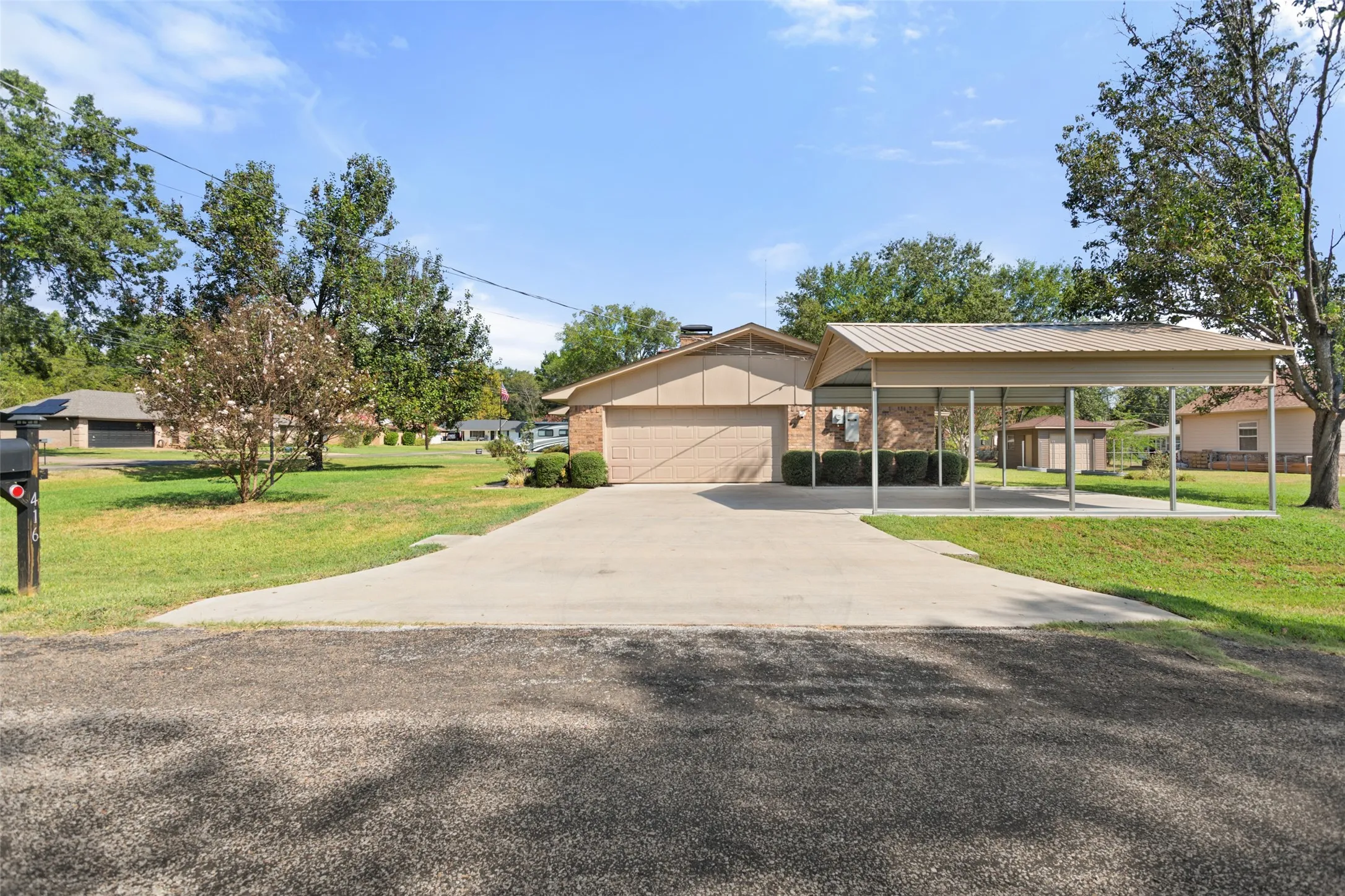 Single Family Residence For Sale in Henderson County , 416 Azalea Street, Chandler, Texas 75758, 3 Bedroom, 2 Bathroom, 2 Garage spaces, 1,866 Sqft, built in 1976, mls#21385855, Real Estate Agent in Chandler, Homes For Sale in Henderson county, Homes For Sale in Chandler, Realtor in Chandler Texas, Real Estate Brokerage Independent Realty Texas, Luminita Cordes Realtor