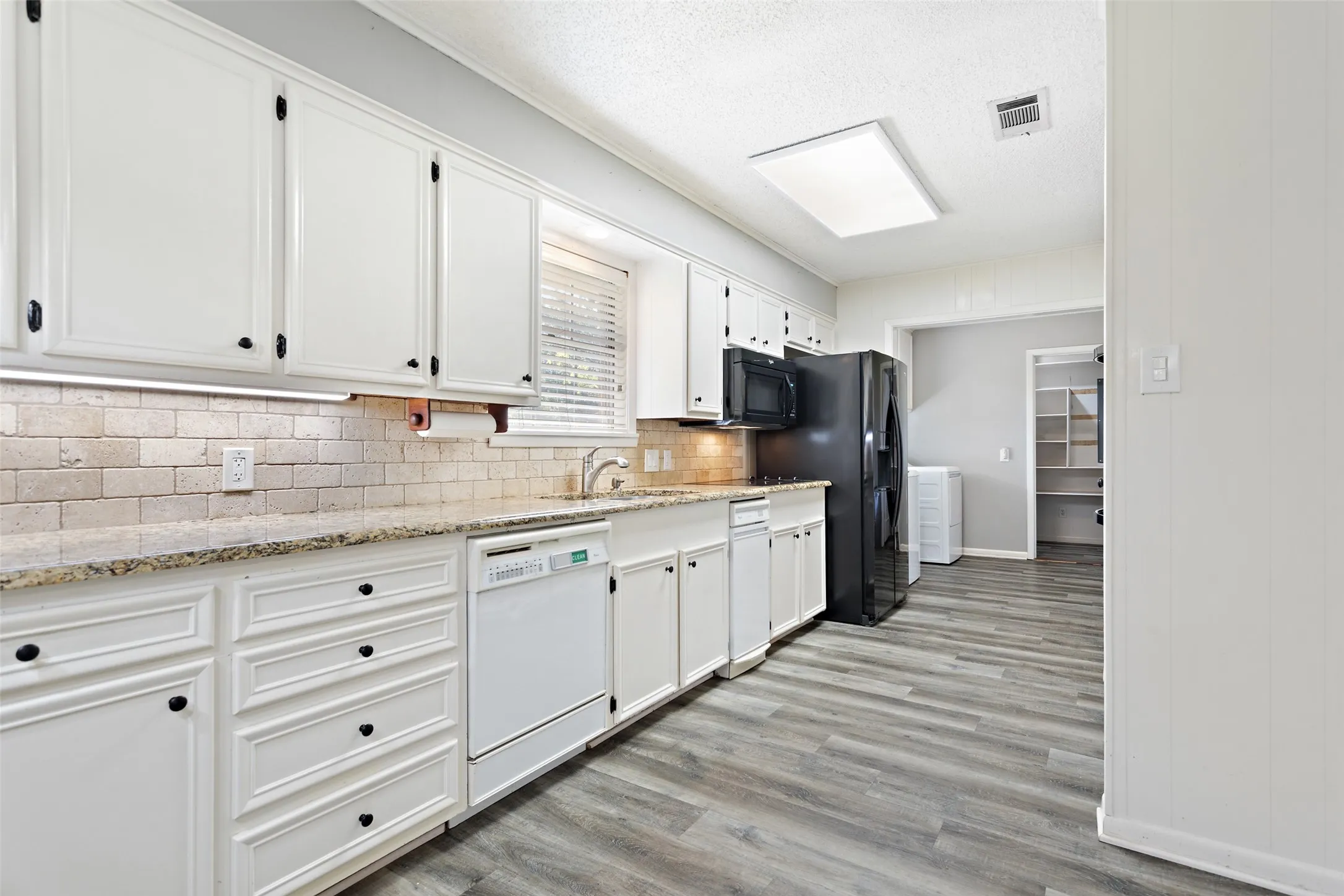Single Family Residence For Sale in Henderson County , 416 Azalea Street, Chandler, Texas 75758, 3 Bedroom, 2 Bathroom, 2 Garage spaces, 1,866 Sqft, built in 1976, mls#21385855, Real Estate Agent in Chandler, Homes For Sale in Henderson county, Homes For Sale in Chandler, Realtor in Chandler Texas, Real Estate Brokerage Independent Realty Texas, Luminita Cordes Realtor