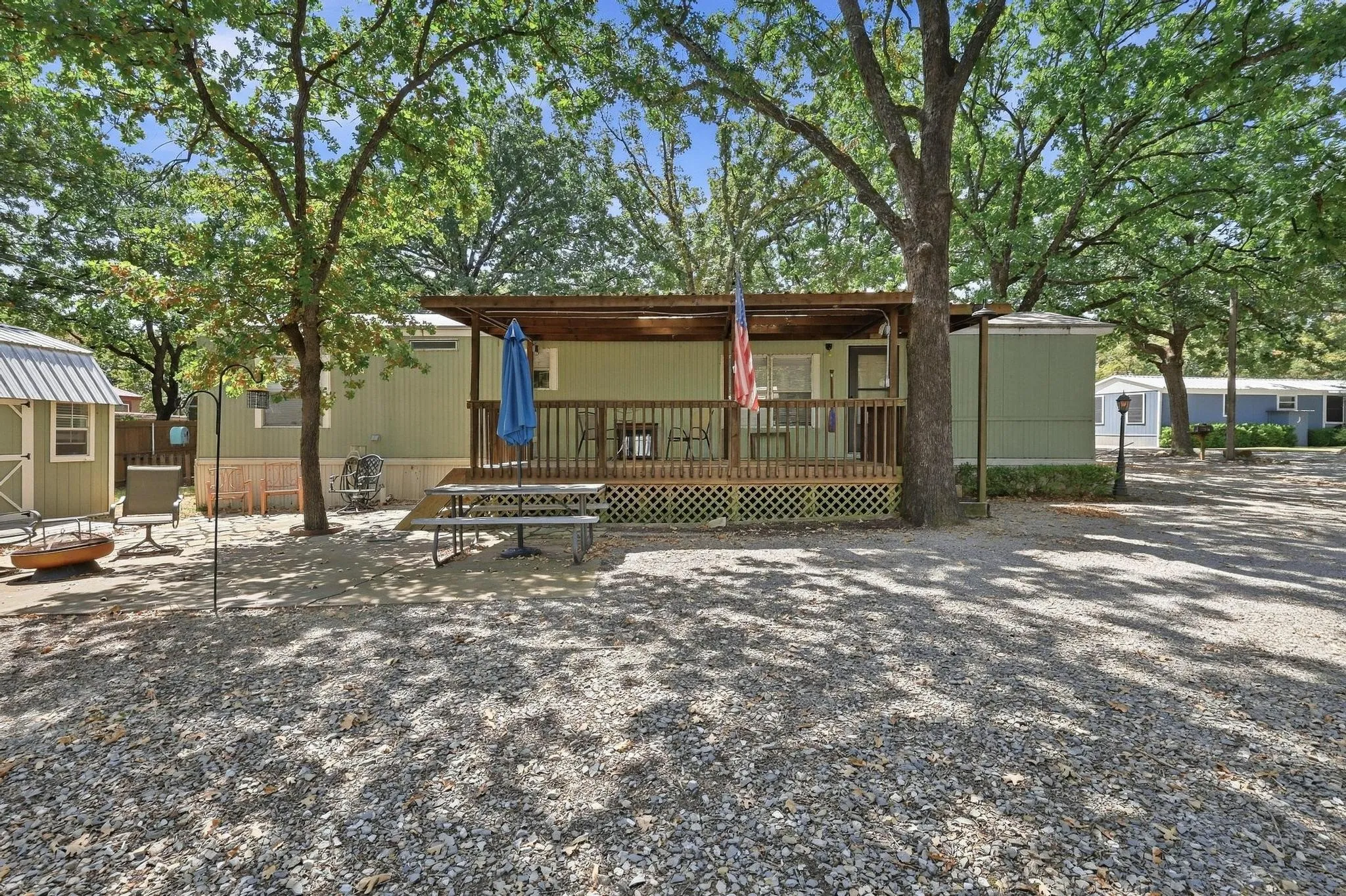 Mobile Home For Sale in Grayson County , 14 Bravo Road, Pottsboro, Texas 75076, 2 Bedroom, 1 Bathroom, Garage spaces, 784 Sqft, built in 1994, mls#21384306, Real Estate Agent in Pottsboro, Homes For Sale in Grayson county, Homes For Sale in Pottsboro, Realtor in Pottsboro Texas, Real Estate Brokerage Independent Realty Texas, Luminita Cordes Realtor
