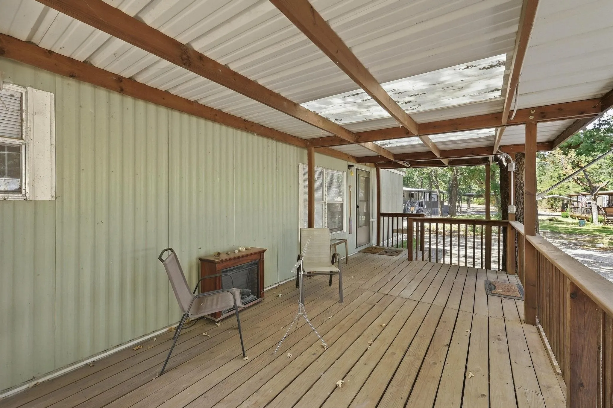 Mobile Home For Sale in Grayson County , 14 Bravo Road, Pottsboro, Texas 75076, 2 Bedroom, 1 Bathroom, Garage spaces, 784 Sqft, built in 1994, mls#21384306, Real Estate Agent in Pottsboro, Homes For Sale in Grayson county, Homes For Sale in Pottsboro, Realtor in Pottsboro Texas, Real Estate Brokerage Independent Realty Texas, Luminita Cordes Realtor