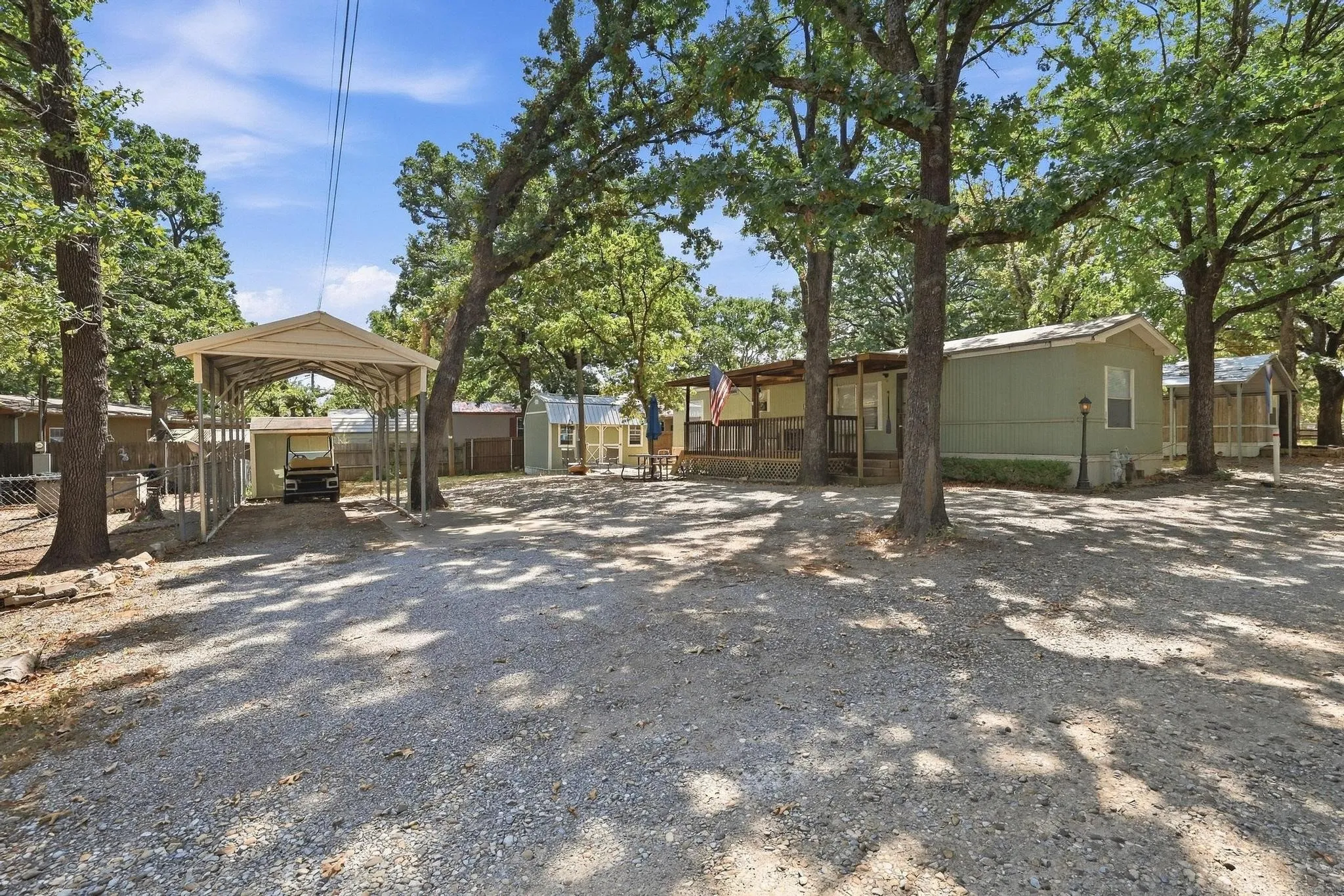 Mobile Home For Sale in Grayson County , 14 Bravo Road, Pottsboro, Texas 75076, 2 Bedroom, 1 Bathroom, Garage spaces, 784 Sqft, built in 1994, mls#21384306, Real Estate Agent in Pottsboro, Homes For Sale in Grayson county, Homes For Sale in Pottsboro, Realtor in Pottsboro Texas, Real Estate Brokerage Independent Realty Texas, Luminita Cordes Realtor