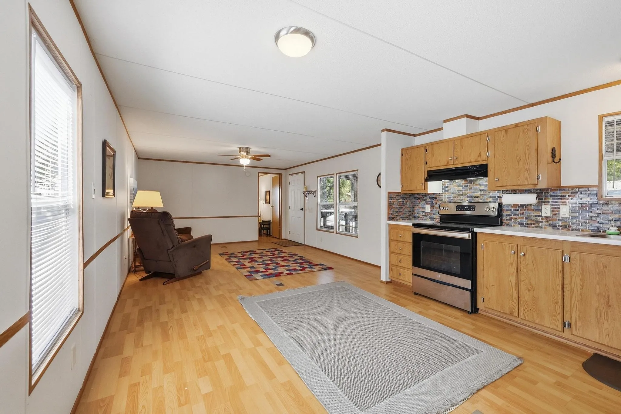 Mobile Home For Sale in Grayson County , 14 Bravo Road, Pottsboro, Texas 75076, 2 Bedroom, 1 Bathroom, Garage spaces, 784 Sqft, built in 1994, mls#21384306, Real Estate Agent in Pottsboro, Homes For Sale in Grayson county, Homes For Sale in Pottsboro, Realtor in Pottsboro Texas, Real Estate Brokerage Independent Realty Texas, Luminita Cordes Realtor