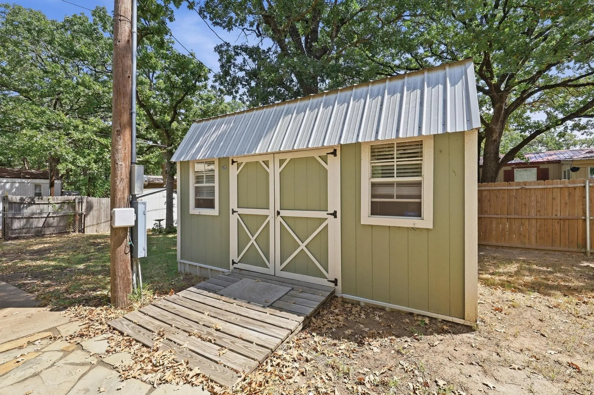 Mobile Home For Sale in Grayson County , 14 Bravo Road, Pottsboro, Texas 75076, 2 Bedroom, 1 Bathroom, Garage spaces, 784 Sqft, built in 1994, mls#21384306, Real Estate Agent in Pottsboro, Homes For Sale in Grayson county, Homes For Sale in Pottsboro, Realtor in Pottsboro Texas, Real Estate Brokerage Independent Realty Texas, Luminita Cordes Realtor