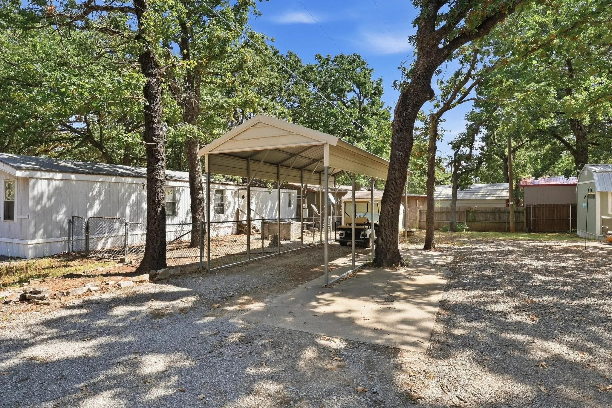 Mobile Home For Sale in Grayson County , 14 Bravo Road, Pottsboro, Texas 75076, 2 Bedroom, 1 Bathroom, Garage spaces, 784 Sqft, built in 1994, mls#21384306, Real Estate Agent in Pottsboro, Homes For Sale in Grayson county, Homes For Sale in Pottsboro, Realtor in Pottsboro Texas, Real Estate Brokerage Independent Realty Texas, Luminita Cordes Realtor