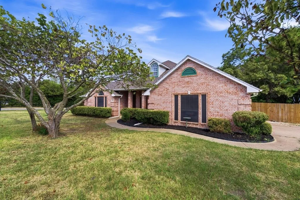 Single Family Residence For Sale in Tarrant County , 7501 Cains Meadow Court, Burleson, Texas 76028, 5 Bedroom, 3 Bathroom, 3 Garage spaces, 2,576 Sqft, built in 1996, mls#21385717, Real Estate Agent in Burleson, Homes For Sale in Tarrant county, Homes For Sale in Burleson, Realtor in Burleson Texas, Real Estate Brokerage Independent Realty Texas, Luminita Cordes Realtor