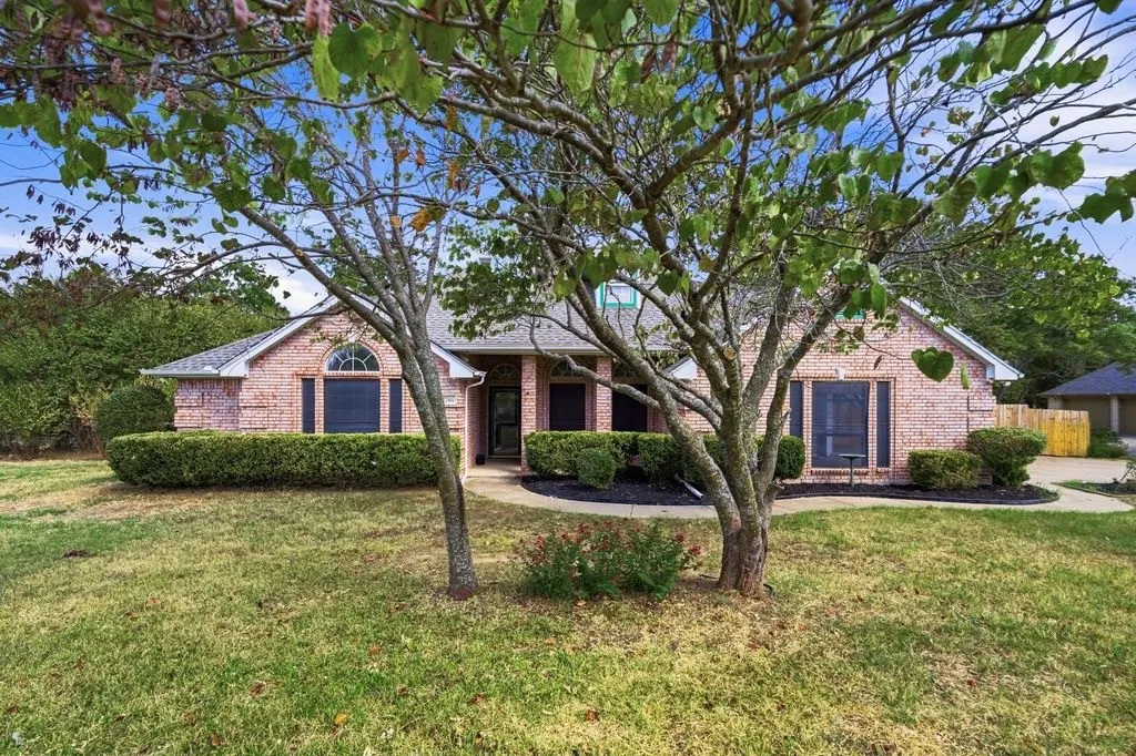 Single Family Residence For Sale in Tarrant County , 7501 Cains Meadow Court, Burleson, Texas 76028, 5 Bedroom, 3 Bathroom, 3 Garage spaces, 2,576 Sqft, built in 1996, mls#21385717, Real Estate Agent in Burleson, Homes For Sale in Tarrant county, Homes For Sale in Burleson, Realtor in Burleson Texas, Real Estate Brokerage Independent Realty Texas, Luminita Cordes Realtor