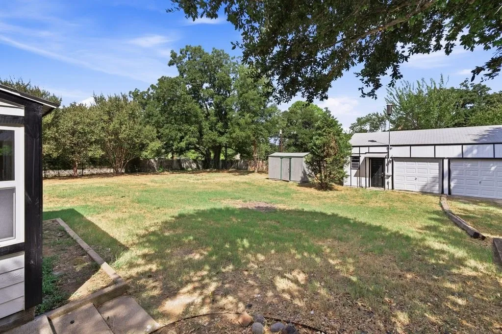 Single Family Residence For Sale in Tarrant County , 7501 Cains Meadow Court, Burleson, Texas 76028, 5 Bedroom, 3 Bathroom, 3 Garage spaces, 2,576 Sqft, built in 1996, mls#21385717, Real Estate Agent in Burleson, Homes For Sale in Tarrant county, Homes For Sale in Burleson, Realtor in Burleson Texas, Real Estate Brokerage Independent Realty Texas, Luminita Cordes Realtor