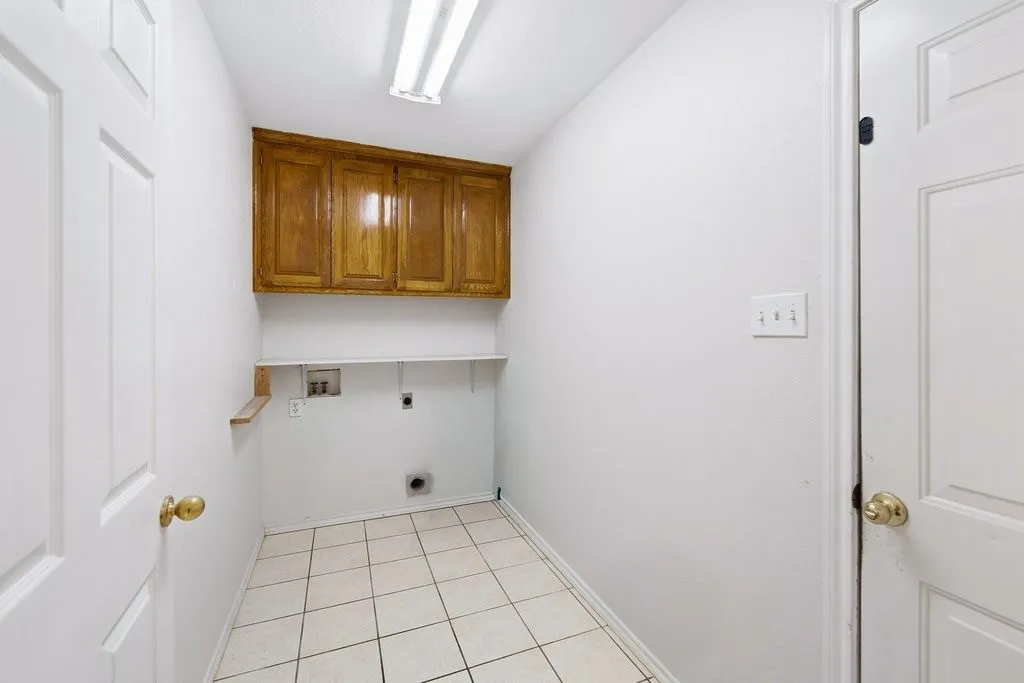 Single Family Residence For Sale in Tarrant County , 7501 Cains Meadow Court, Burleson, Texas 76028, 5 Bedroom, 3 Bathroom, 3 Garage spaces, 2,576 Sqft, built in 1996, mls#21385717, Real Estate Agent in Burleson, Homes For Sale in Tarrant county, Homes For Sale in Burleson, Realtor in Burleson Texas, Real Estate Brokerage Independent Realty Texas, Luminita Cordes Realtor