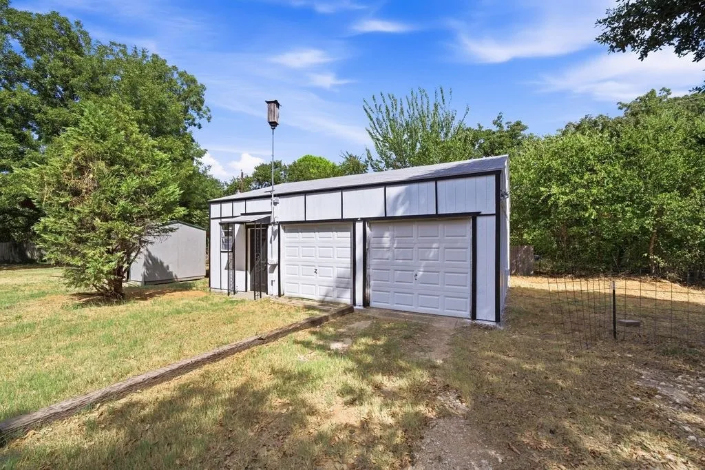 Single Family Residence For Sale in Tarrant County , 7501 Cains Meadow Court, Burleson, Texas 76028, 5 Bedroom, 3 Bathroom, 3 Garage spaces, 2,576 Sqft, built in 1996, mls#21385717, Real Estate Agent in Burleson, Homes For Sale in Tarrant county, Homes For Sale in Burleson, Realtor in Burleson Texas, Real Estate Brokerage Independent Realty Texas, Luminita Cordes Realtor