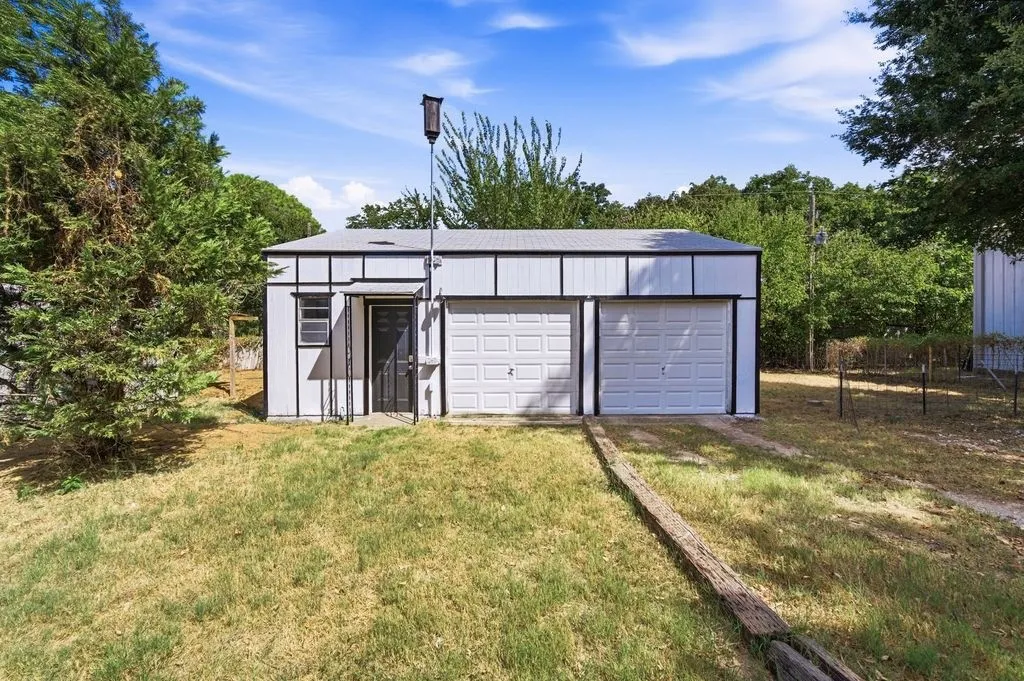 Single Family Residence For Sale in Tarrant County , 7501 Cains Meadow Court, Burleson, Texas 76028, 5 Bedroom, 3 Bathroom, 3 Garage spaces, 2,576 Sqft, built in 1996, mls#21385717, Real Estate Agent in Burleson, Homes For Sale in Tarrant county, Homes For Sale in Burleson, Realtor in Burleson Texas, Real Estate Brokerage Independent Realty Texas, Luminita Cordes Realtor