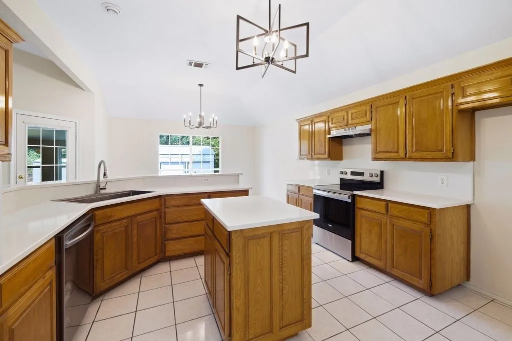 Single Family Residence For Sale in Tarrant County , 7501 Cains Meadow Court, Burleson, Texas 76028, 5 Bedroom, 3 Bathroom, 3 Garage spaces, 2,576 Sqft, built in 1996, mls#21385717, Real Estate Agent in Burleson, Homes For Sale in Tarrant county, Homes For Sale in Burleson, Realtor in Burleson Texas, Real Estate Brokerage Independent Realty Texas, Luminita Cordes Realtor