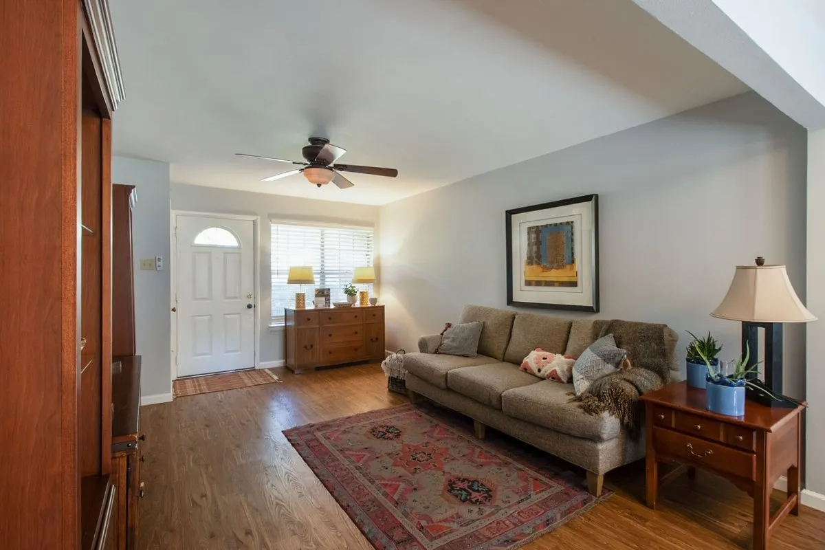 Single Family Residence For Sale in Dallas County , 8630 Hackney Lane, Dallas, Texas 75238, 3 Bedroom, 2 Bathroom, 2 Garage spaces, 1,255 Sqft, built in 1960, mls#21385735, Real Estate Agent in Dallas, Homes For Sale in Dallas county, Homes For Sale in Dallas, Realtor in Dallas Texas, Real Estate Brokerage Independent Realty Texas, Luminita Cordes Realtor