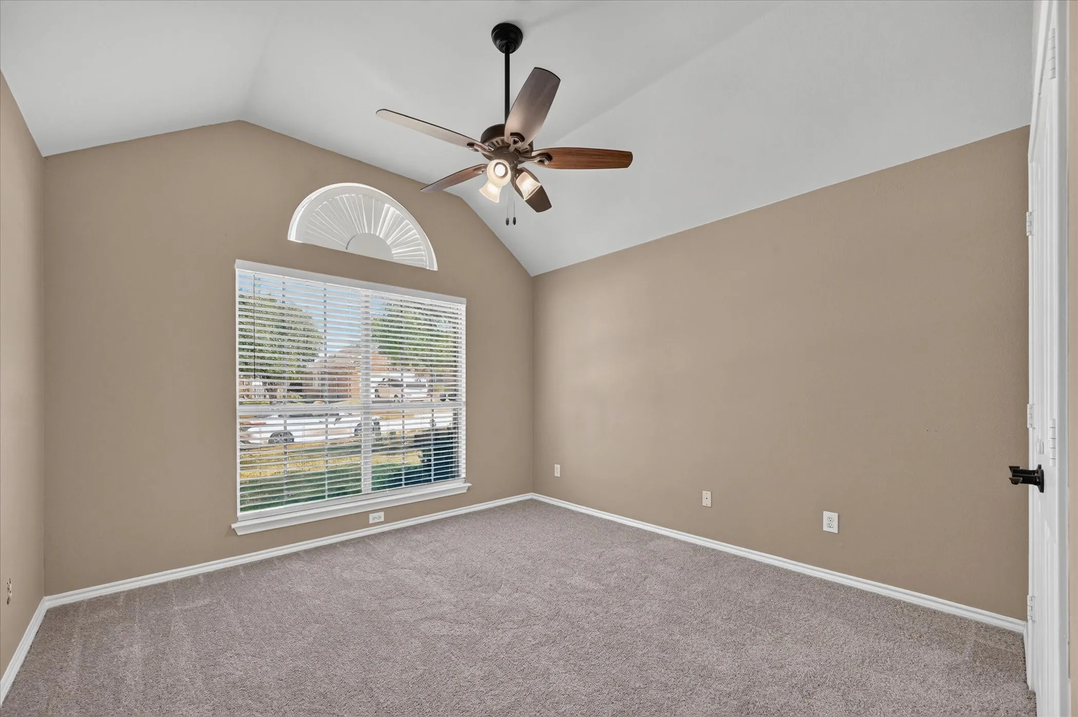 Single Family Residence For Sale in Denton County , 2720 Windstone Way, Corinth, Texas 76210, 3 Bedroom, 2 Bathroom, 2 Garage spaces, 1,887 Sqft, built in 1999, mls#21385884, Real Estate Agent in Corinth, Homes For Sale in Denton county, Homes For Sale in Corinth, Realtor in Corinth Texas, Real Estate Brokerage Independent Realty Texas, Luminita Cordes Realtor