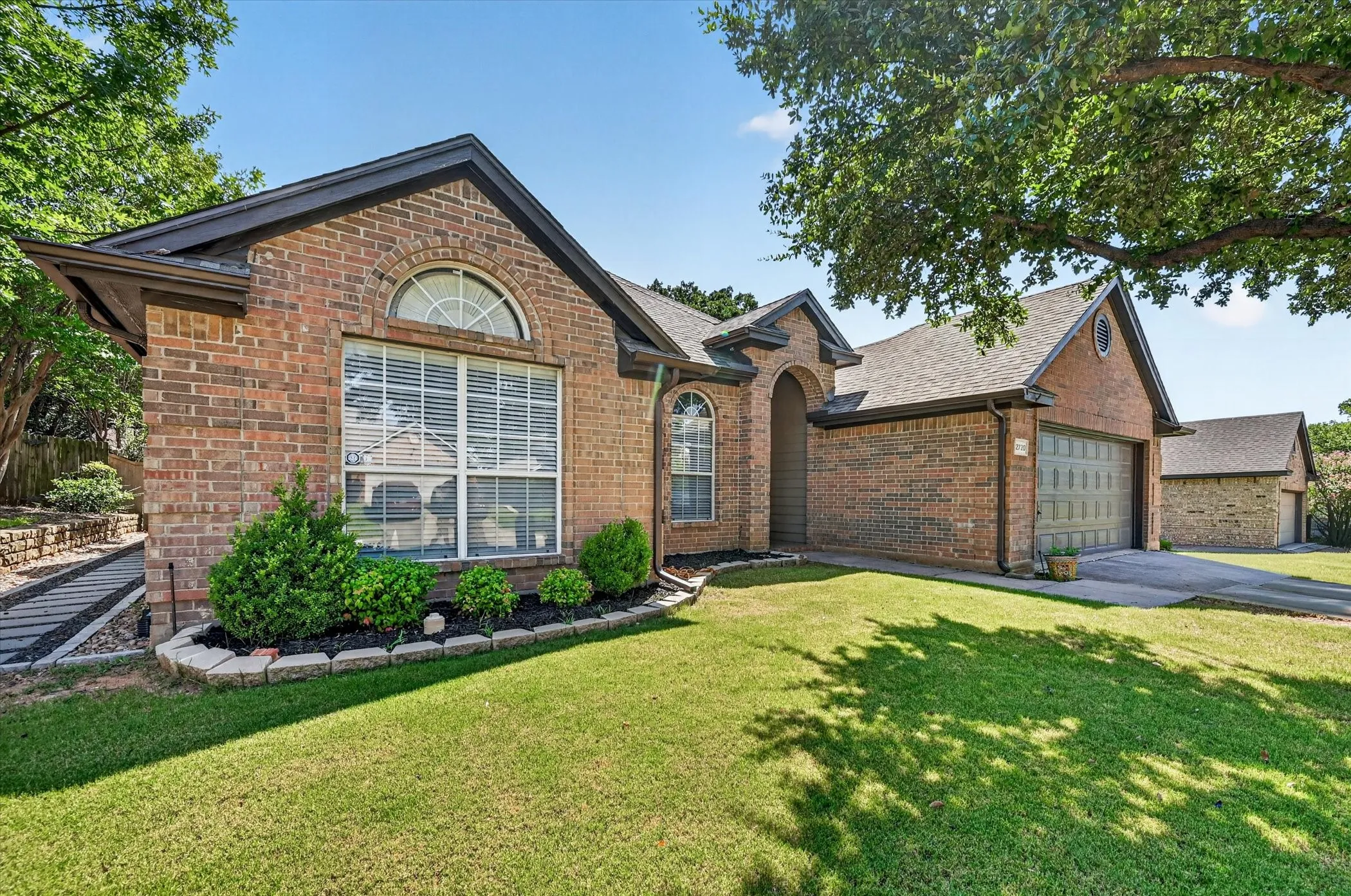 Single Family Residence For Sale in Denton County , 2720 Windstone Way, Corinth, Texas 76210, 3 Bedroom, 2 Bathroom, 2 Garage spaces, 1,887 Sqft, built in 1999, mls#21385884, Real Estate Agent in Corinth, Homes For Sale in Denton county, Homes For Sale in Corinth, Realtor in Corinth Texas, Real Estate Brokerage Independent Realty Texas, Luminita Cordes Realtor