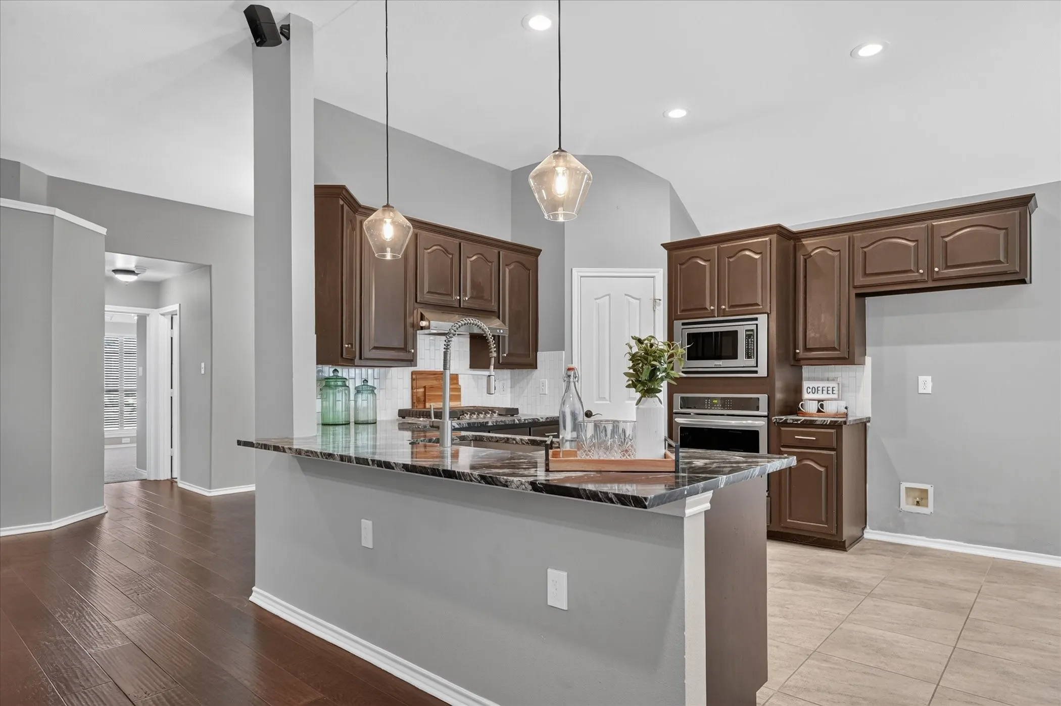 Single Family Residence For Sale in Denton County , 2720 Windstone Way, Corinth, Texas 76210, 3 Bedroom, 2 Bathroom, 2 Garage spaces, 1,887 Sqft, built in 1999, mls#21385884, Real Estate Agent in Corinth, Homes For Sale in Denton county, Homes For Sale in Corinth, Realtor in Corinth Texas, Real Estate Brokerage Independent Realty Texas, Luminita Cordes Realtor
