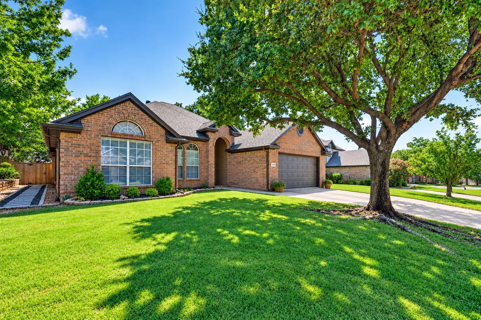 Single Family Residence For Sale in Denton County , 2720 Windstone Way, Corinth, Texas 76210, 3 Bedroom, 2 Bathroom, 2 Garage spaces, 1,887 Sqft, built in 1999, mls#21385884, Real Estate Agent in Corinth, Homes For Sale in Denton county, Homes For Sale in Corinth, Realtor in Corinth Texas, Real Estate Brokerage Independent Realty Texas, Luminita Cordes Realtor