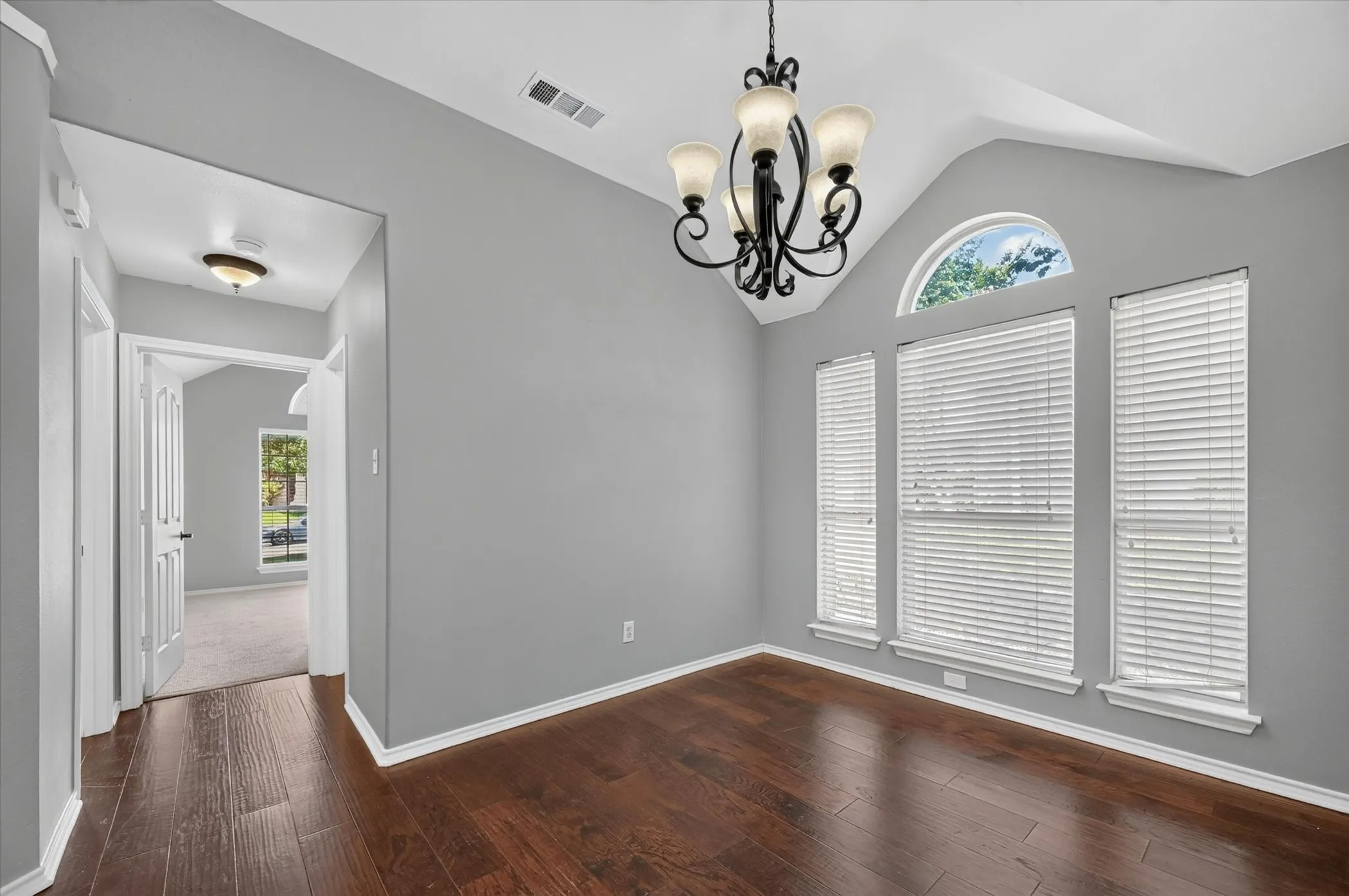 Single Family Residence For Sale in Denton County , 2720 Windstone Way, Corinth, Texas 76210, 3 Bedroom, 2 Bathroom, 2 Garage spaces, 1,887 Sqft, built in 1999, mls#21385884, Real Estate Agent in Corinth, Homes For Sale in Denton county, Homes For Sale in Corinth, Realtor in Corinth Texas, Real Estate Brokerage Independent Realty Texas, Luminita Cordes Realtor