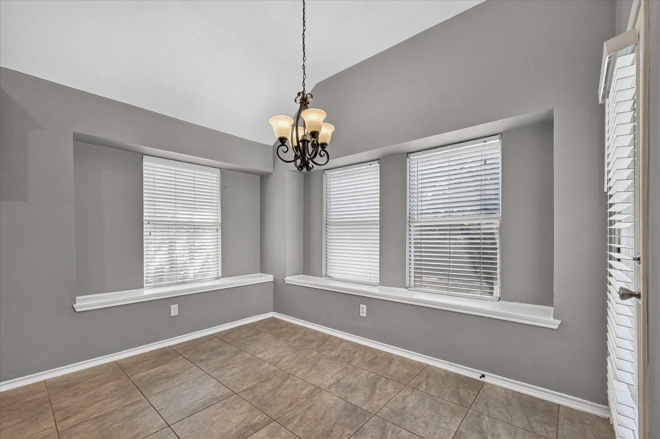 Single Family Residence For Sale in Denton County , 2720 Windstone Way, Corinth, Texas 76210, 3 Bedroom, 2 Bathroom, 2 Garage spaces, 1,887 Sqft, built in 1999, mls#21385884, Real Estate Agent in Corinth, Homes For Sale in Denton county, Homes For Sale in Corinth, Realtor in Corinth Texas, Real Estate Brokerage Independent Realty Texas, Luminita Cordes Realtor