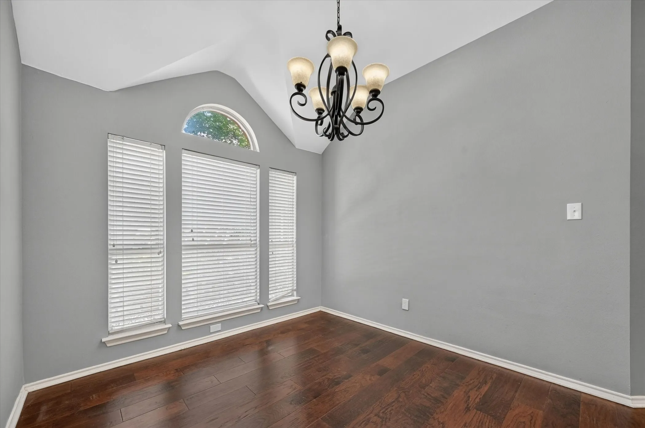 Single Family Residence For Sale in Denton County , 2720 Windstone Way, Corinth, Texas 76210, 3 Bedroom, 2 Bathroom, 2 Garage spaces, 1,887 Sqft, built in 1999, mls#21385884, Real Estate Agent in Corinth, Homes For Sale in Denton county, Homes For Sale in Corinth, Realtor in Corinth Texas, Real Estate Brokerage Independent Realty Texas, Luminita Cordes Realtor