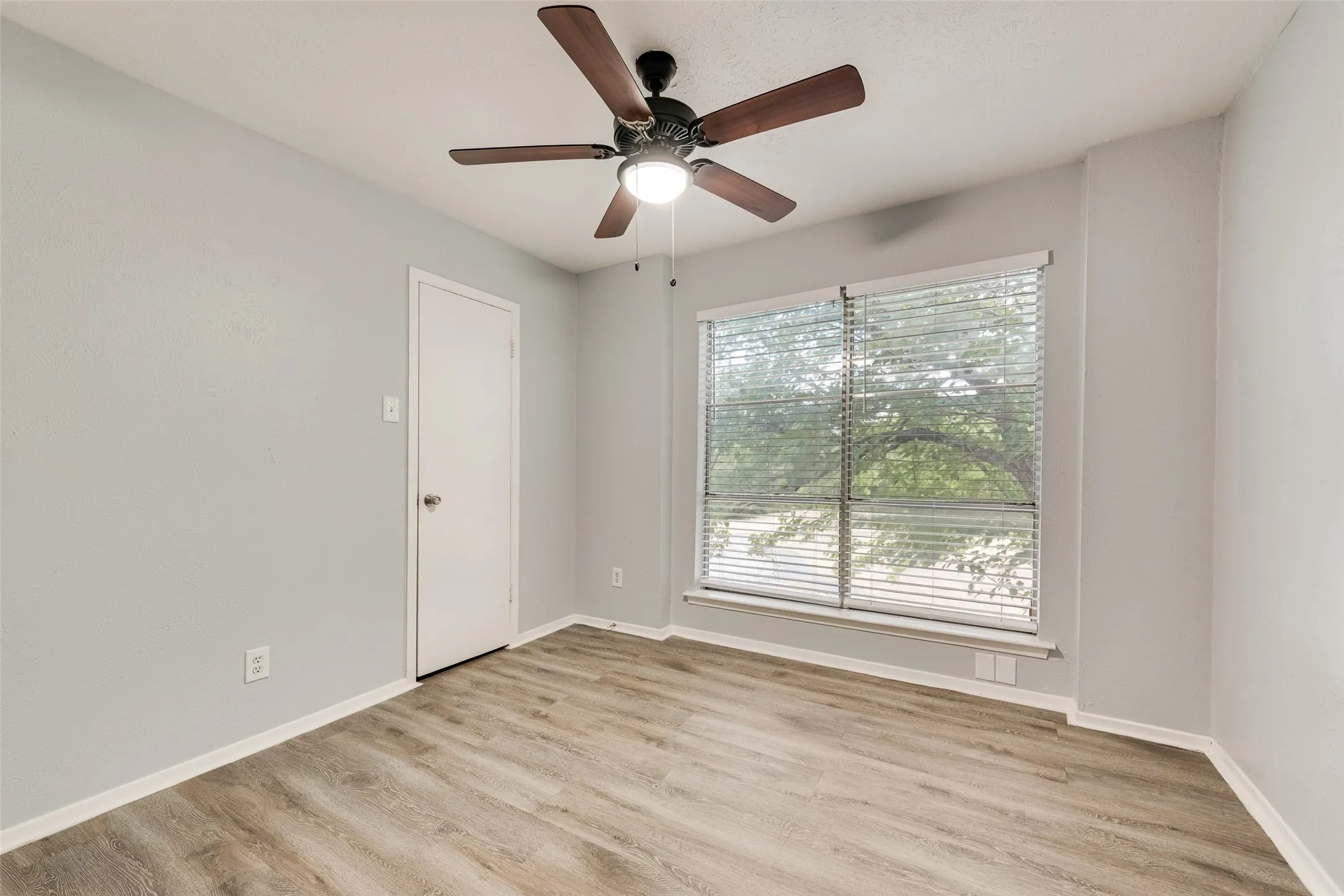 Townhouse For Sale in Dallas County , 264 Rolling Hills Place, Lancaster, Texas 75146, 3 Bedroom, 3 Bathroom, 2 Garage spaces, 1,369 Sqft, built in 1973, mls#21385825, Real Estate Agent in Lancaster, Homes For Sale in Dallas county, Homes For Sale in Lancaster, Realtor in Lancaster Texas, Real Estate Brokerage Independent Realty Texas, Luminita Cordes Realtor