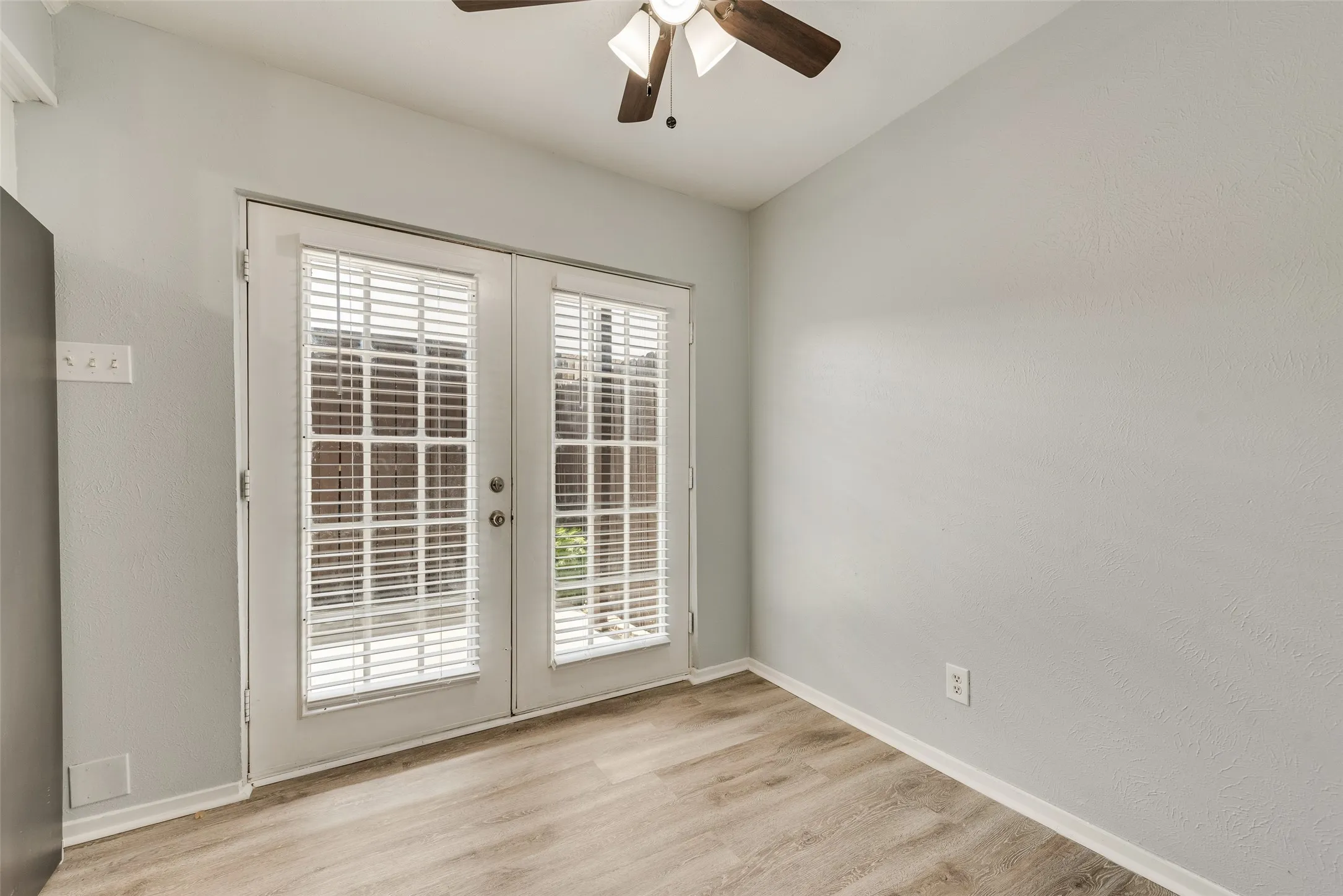 Townhouse For Sale in Dallas County , 264 Rolling Hills Place, Lancaster, Texas 75146, 3 Bedroom, 3 Bathroom, 2 Garage spaces, 1,369 Sqft, built in 1973, mls#21385825, Real Estate Agent in Lancaster, Homes For Sale in Dallas county, Homes For Sale in Lancaster, Realtor in Lancaster Texas, Real Estate Brokerage Independent Realty Texas, Luminita Cordes Realtor